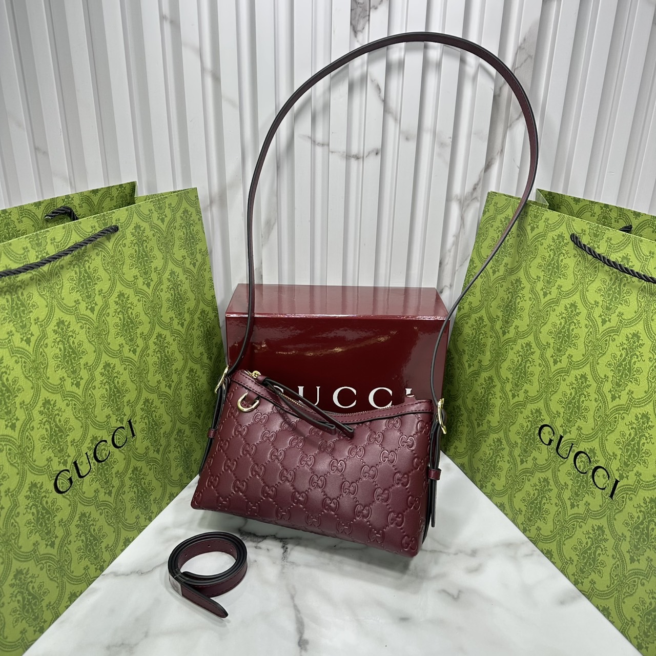ORI หนังแท้ | Gucci GG Emblem small shoulder bag กระเป๋าสะพายทรงพอช ถือ/คล้องไหล่เก๋ๆหรือสะพายข้างได้ ทรงสวยคลาสสิค มีอะไหล่ห่วงสำหรับห้อยพวงกุญแจได้ เป็นไอเท็มต้องมีและยกเป็น everyday bag ได้เลย