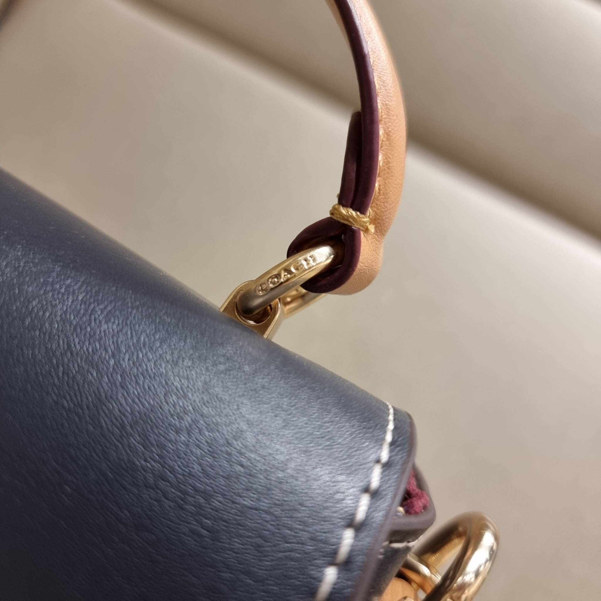 COACH C4921 MARLIE TOP HANDLE SATCHEL IN SIGNATURE CHAMBRAY กระเป๋าถือ/สะพายข้าง มีดีไซน์ยูนีค โดดเด่น ตกแต่งโลโก้ด้านข้างอะไหล่ทอง วัสดุผ้าแชมเบรย์ ทอเส้นลายสวย เปิด-ปิดด้วยตัวล็อคแน่นหนา ภายในเป็นช่องโล่ง ใส่ของได้ครบครัน มาพร้อมหูจับในตัวและสายสะพายข้า