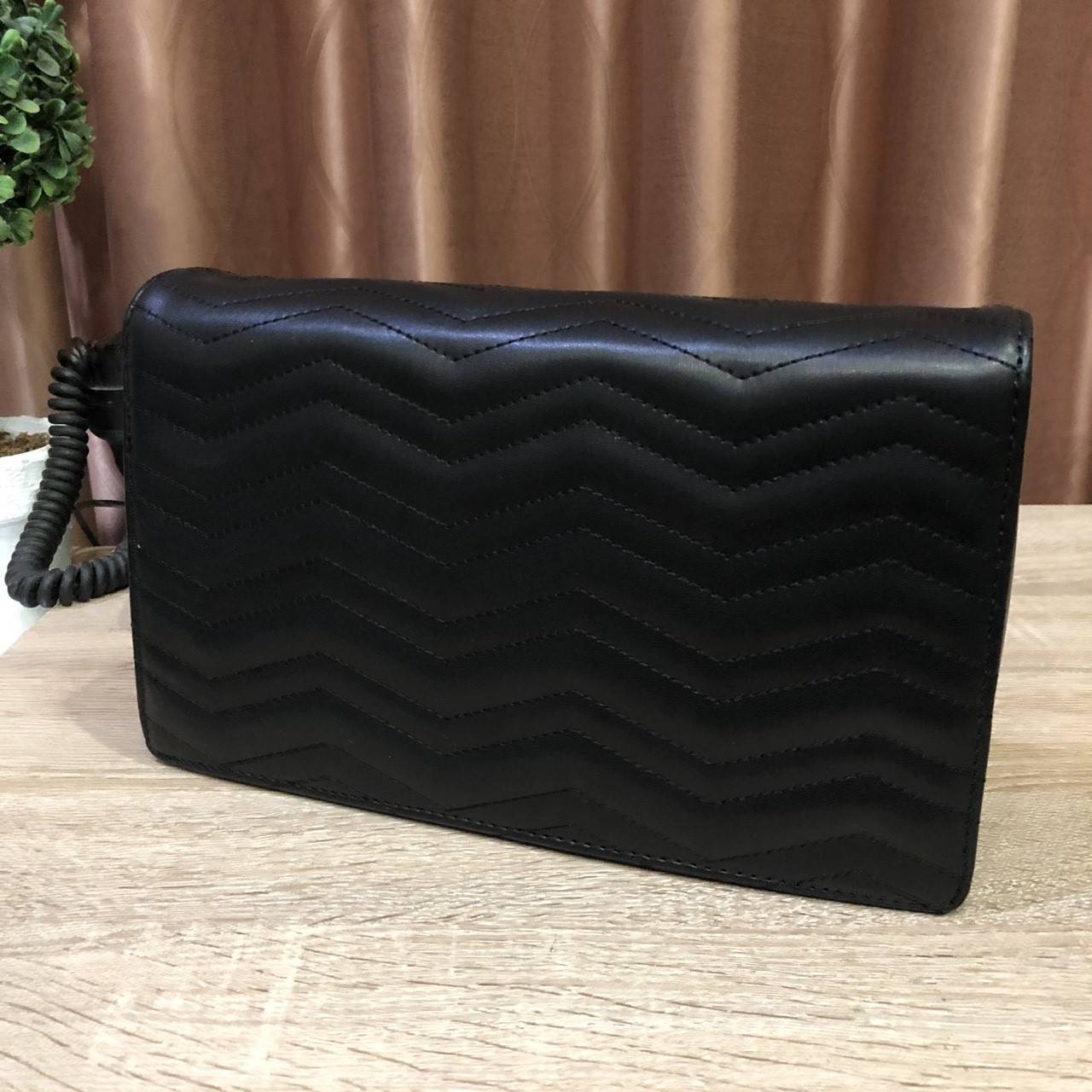 New 2018! PEDRO METAL DETAIL SHOULDER BAG กระเป๋าสะพายทรง คลัช ขนาดกำลังดี ดูหรูหรา หนังpuลายตะเข็บดีเทล สวยยค่ะ เปิด-ปิดด้วยแม่เหล็ก ภายในมี 2 ช่อง และช่องซิปเล็ก จุของได้เยอะ อยู่ทรงแข็ง สายสะพายมีที่รองบ่า จะสะพายหรือสายสามารถเก็บแล้วถือเป็นคลัชออกงาน 