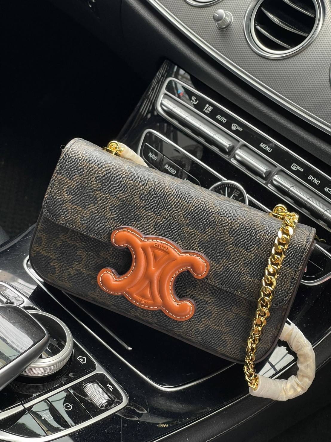 Celine Chain Shoulder Bag Cuir Triompe In Triompe เป็นกระเป๋าถูกประดิษฐ์ขึ้นในรูปทรงมินิมอล นับว่าเป็นกระเป๋าอีกหนึ่งรุ่นในซีรีส์ Triomphe ที่ได้รับความนิยมอย่างมาก โดยเป็นกระเป๋าสะพายไหล่ทรงสี่เหลี่ยมผืนผ้าที่อัดแน่นไปด้วยกลิ่นอายความคลาสสิกตามแบบฉบับของ