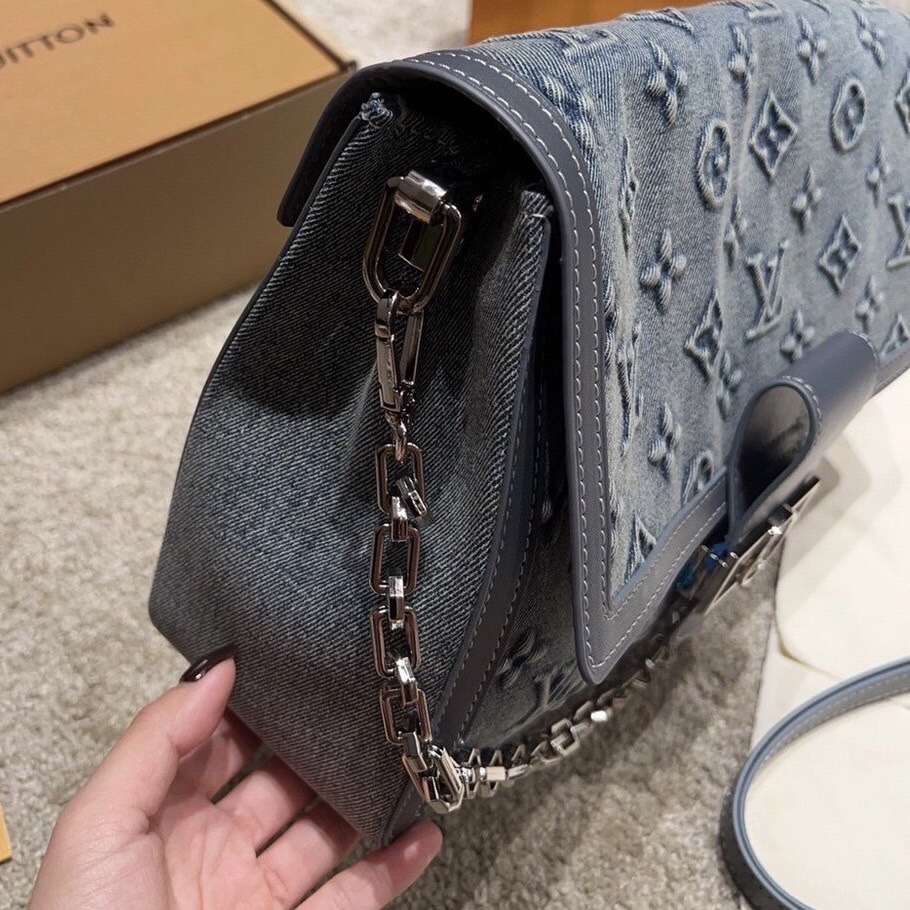 LV Dauphine 30 Monogram Denim Bag กระเป๋าสะพายทรงสวยใบใหญ่คลาสสิกเดนิมซีดสไตล์วินเทจ ปั้มนูนโลโก้ลายโมโนแกรม ใหม่ล่าสุด ส่งท้ายปีแบบสุดหรู กับกระเป๋าสะพายลุคคุณนาย ในราคาจับต้องได้ สวยทุกมุมจริงๆ