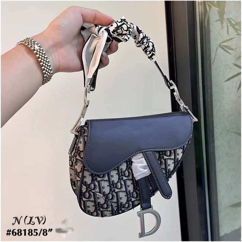 DIOR Saddle bag with shoulder strap Dior Oblique jacquard fabric and smooth Leather กระเป๋าสะพายทรงอานม้า กระเป่าที่มีเอกลักษณ์สวยงามเหนือกาลเวลา รุ่นใหม่ฝาพับแบบหนัง ทรงสวยไม่ซ้ำใคร
