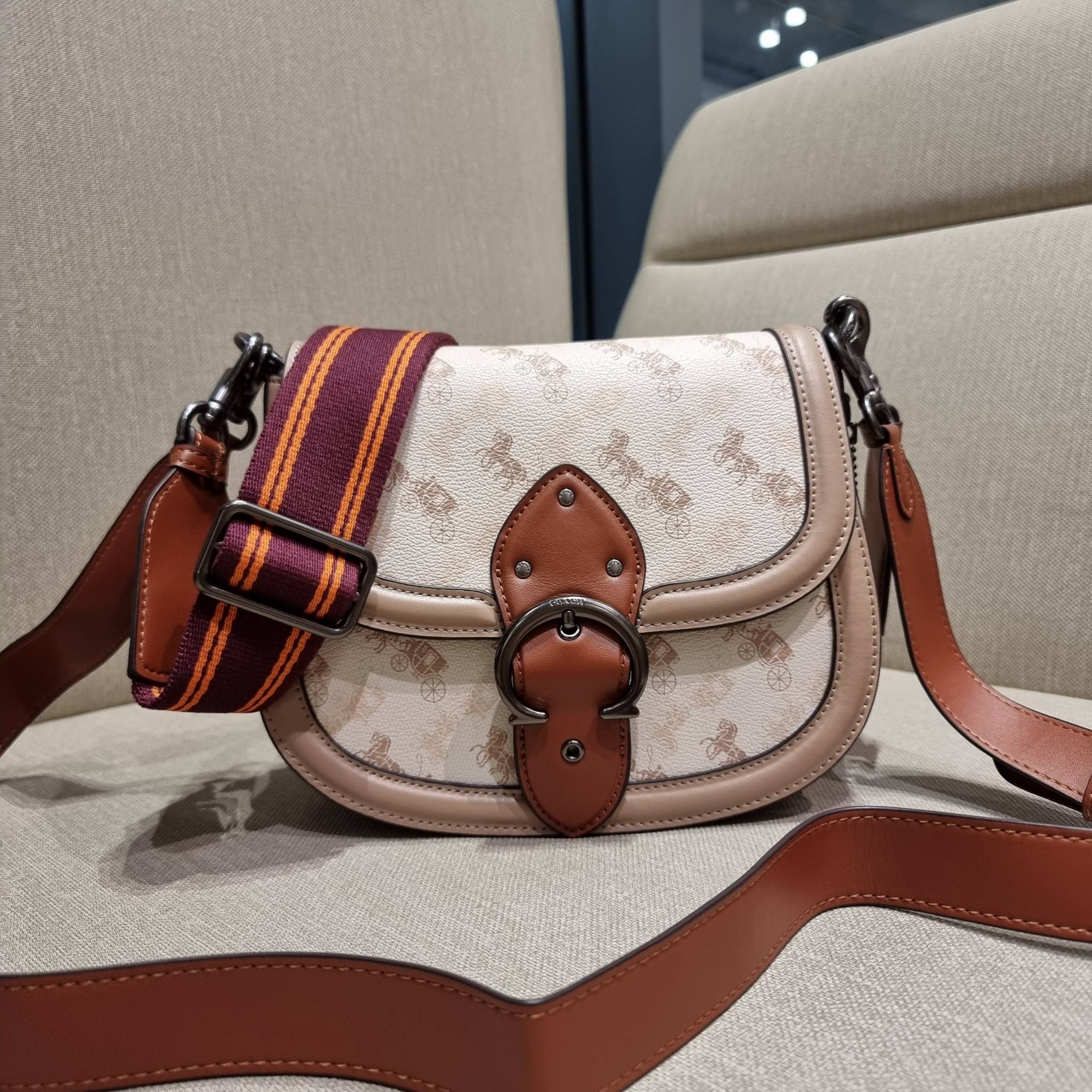 COACH C0745 BEAT SADDLE BAG WITH HORSE AND CARRIAGE PRINT The best item! ที่สาวๆรอคอย! ฮอตไฟลุก! สีหายาก ละมุนคุณหนู คอลเลคชั่นใหม่ ดีไซน์หรูหรา พิเศษมากๆมาพร้อมสายสะพาย 2 เส้น ใช้คู่กันหรือแยกสะพายก็สวยครบสูตร กระเป๋าสะพายทรง saddle คลาสสิค เปิด-ปิดด้วยก