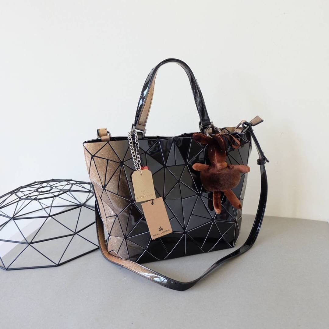 David Jones กระเป๋าสะพายข้างดีไซน์เกร๋มาก สีสวยหรูมาก ขนาดกะลังดีเลย น้ำหนังเบามากคะ ภายในมีช่องเก็บของจุกจิกได้ ฟรีตุ๊กตากระต่ายDV