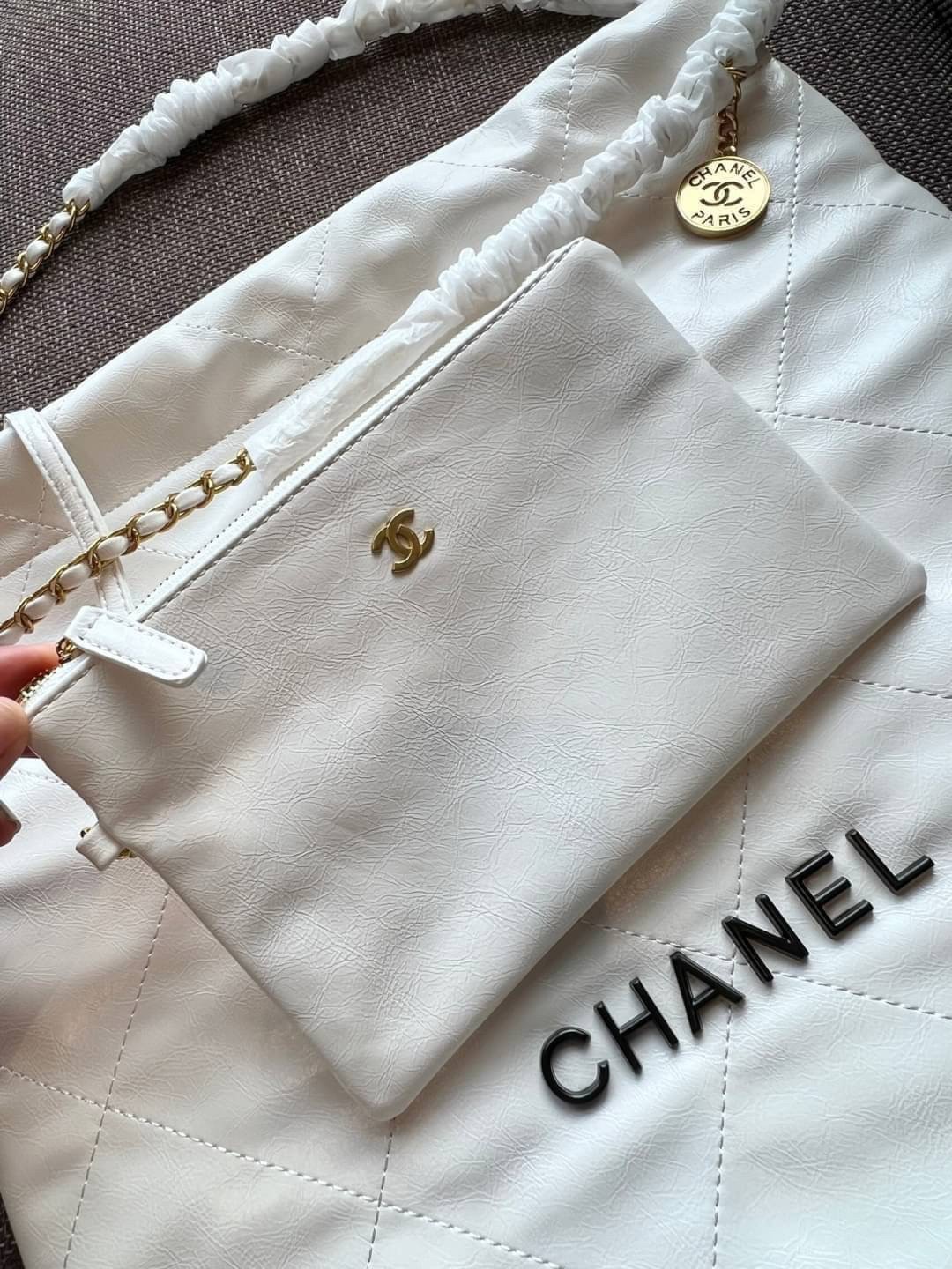 CHANEL 22 LEATHER HANDBAG พร้อมส่ง 2 สี ทรงยอดฮิตในปี 2023 กระเป๋าหิ้วหรือคล้องไหล่ได้ หนังอย่างดี หนังนิ่มมากๆ ยืดยุ่นได้ดีมีความทนทาน