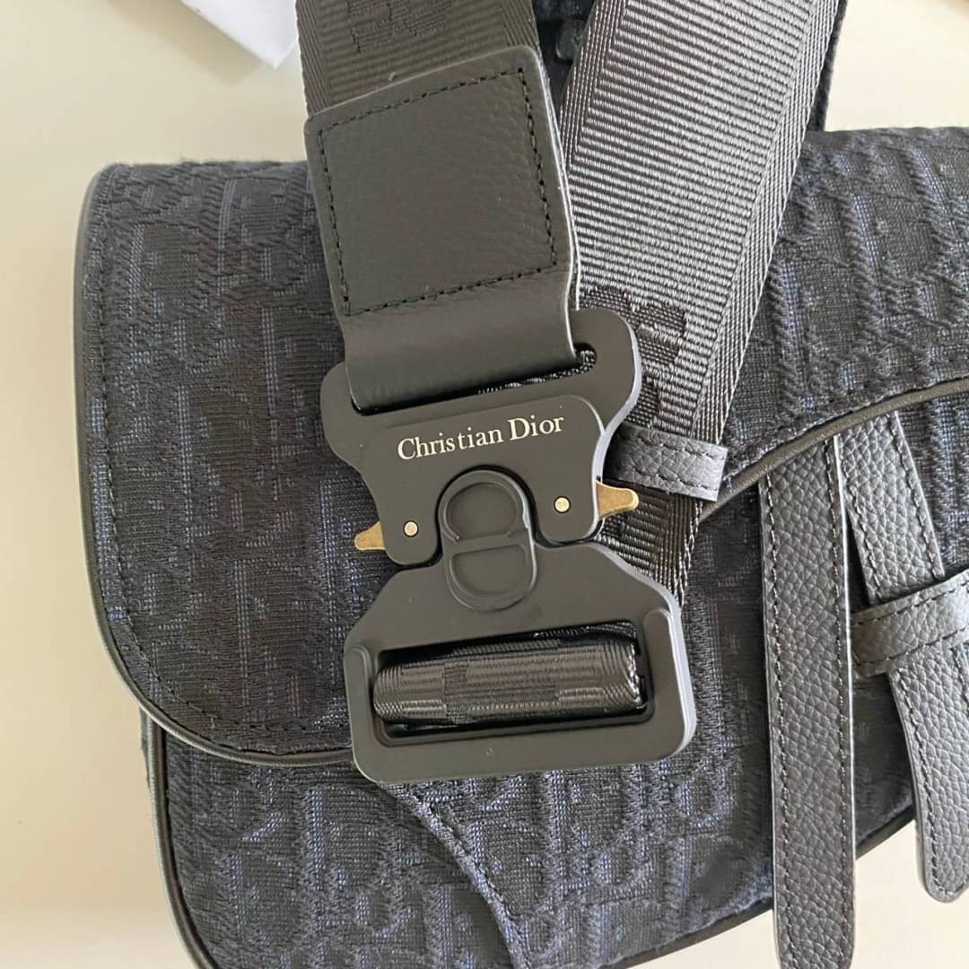 Dior Saddle Crossbody Bag Oblique / Dior Belt Bag เกรดใช้งานสลับของแท้ เกรดออริจินอล พร้อมส่ง กระเป๋าสะพายข้างสุดเท่แบรนด์ดัง สายปรับขนาดได้ตามต้องการ คุณภาพดี ทนต่อการใช้งาน ใส่ของไก้เยอะจุใจ ภาพสินค้าถ่ายจากงานขายจริง ใช้งานต่างประเทศได้
