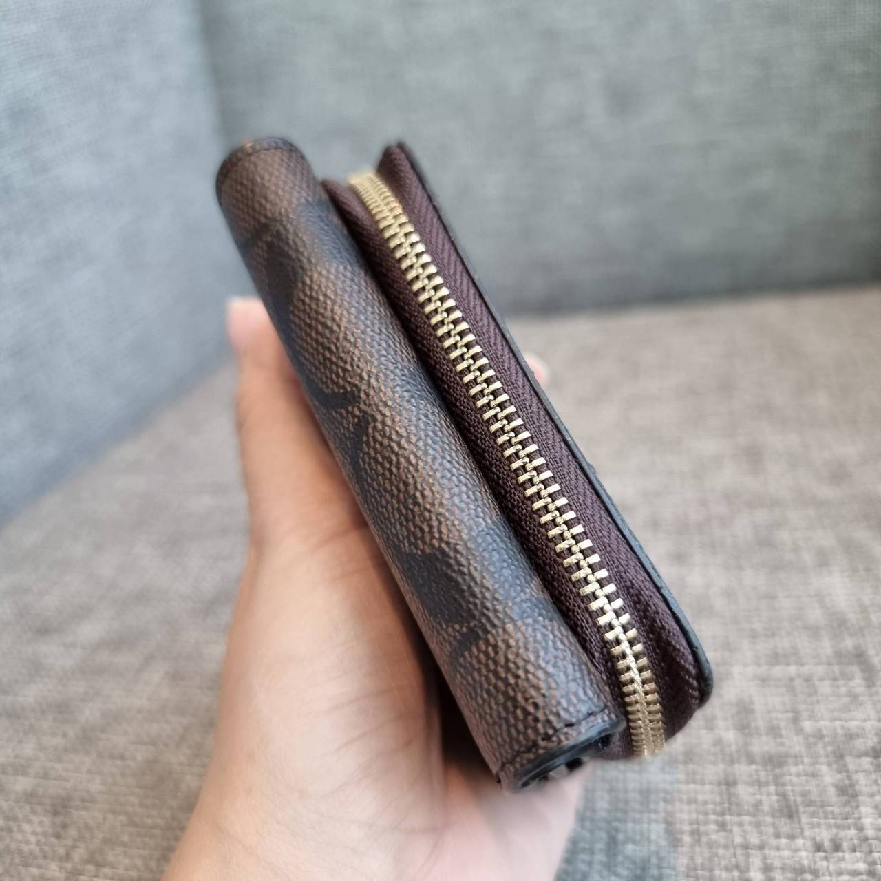 OUTLET 】COACH F41302 SMALL TRIFOLD WALLET IN SIGNATURE CANVAS สวยคลาสสิค พกพาง่าย ใบเล็กน่ารักน่าใช้ ต้องยกให้ใบนี้จ้า 💗💋 ตอบโจทย์คนชอบพกน้อยที่สุด!! กระเป๋าสตางค์ใบสั้นหนังแคนวาสเคลือบคุณภาพดี ภายในเป็นหนังแท้ ใส่บัตร ใส่ธนบัตรได้ทุกชนิด 