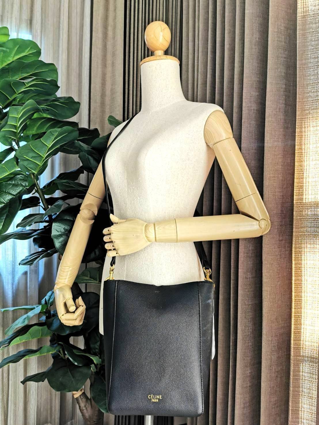 CELINE TRIOMPHE BUCKET BAG VIP GIFT WITH PURCHASE (GWP) พรีเมี่ยมกิ๊ฟ Limited Edition จาก CELINE PERFUME DUTY FREE COUNTER วัสดุหนังแท้ CALFSKIN ดีไซน์ทรง Bucket ขนาดกำลังดี มาพร้อมใบเล็กด้านในแยกใช้ได้ น้ำหนักเบา ภายในกว้างใส่ของใช้ได้เยอะพร้อมสายสะพายให