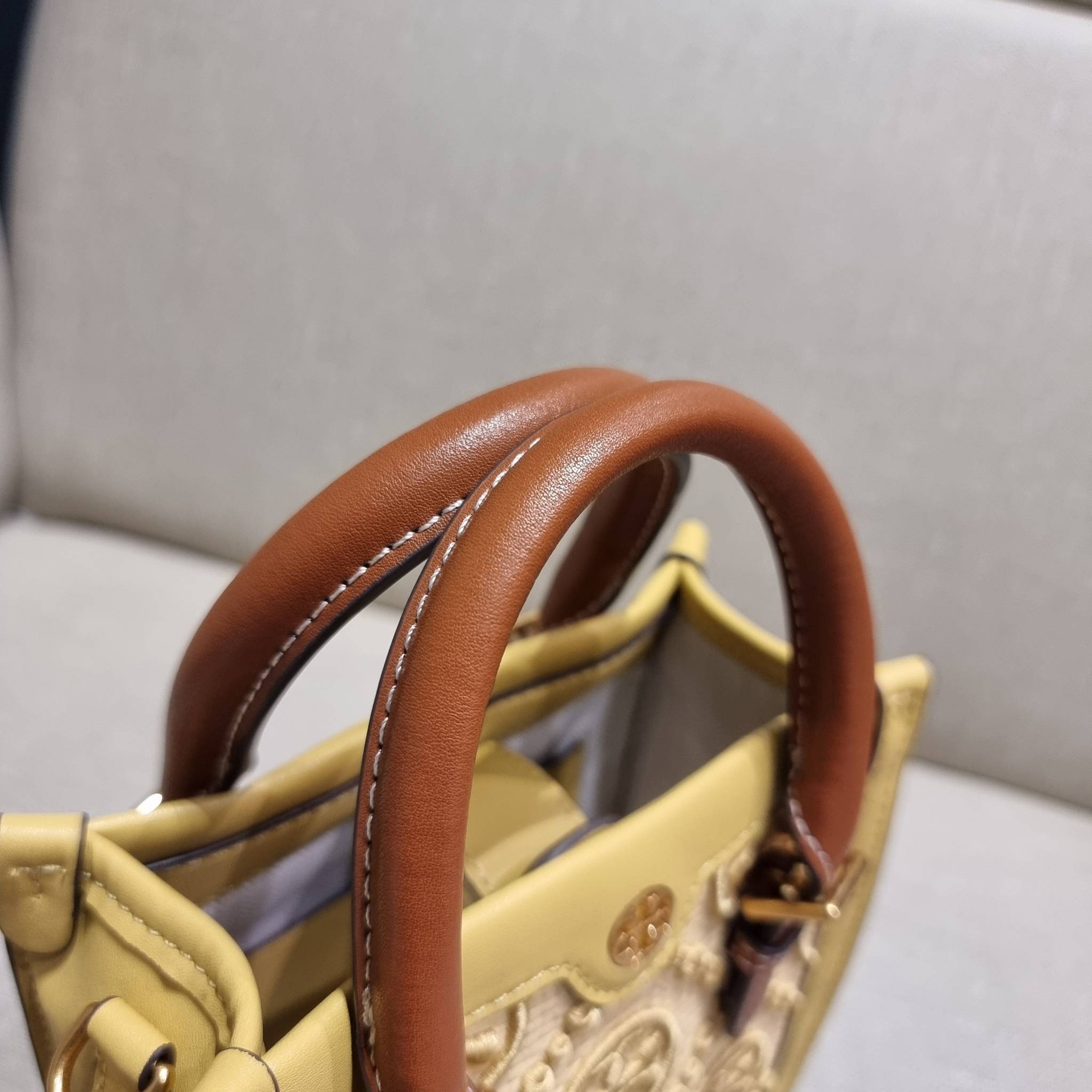 TORY BURCH T MONOGRAM STRAW MINI TOTE สวยสุด ดูแพงสุด!! ต้องยกให้เลย กับไอเท็มนี้ กระเป๋าสะพายทรงโท้ท ไซส์มินิ มีลูกเล่นที่ดีเทลเยอะมาก ด้วยงานฝีมือปักสานด้วยวัสดุจากกธรรมชาติ ถักทอเป็นลายเส้นขึ้นลายนูน ตัดขอบด้วยหนังแท้ และยังโดดเด่นด้วยหูจับในตัวโทนสีอุ