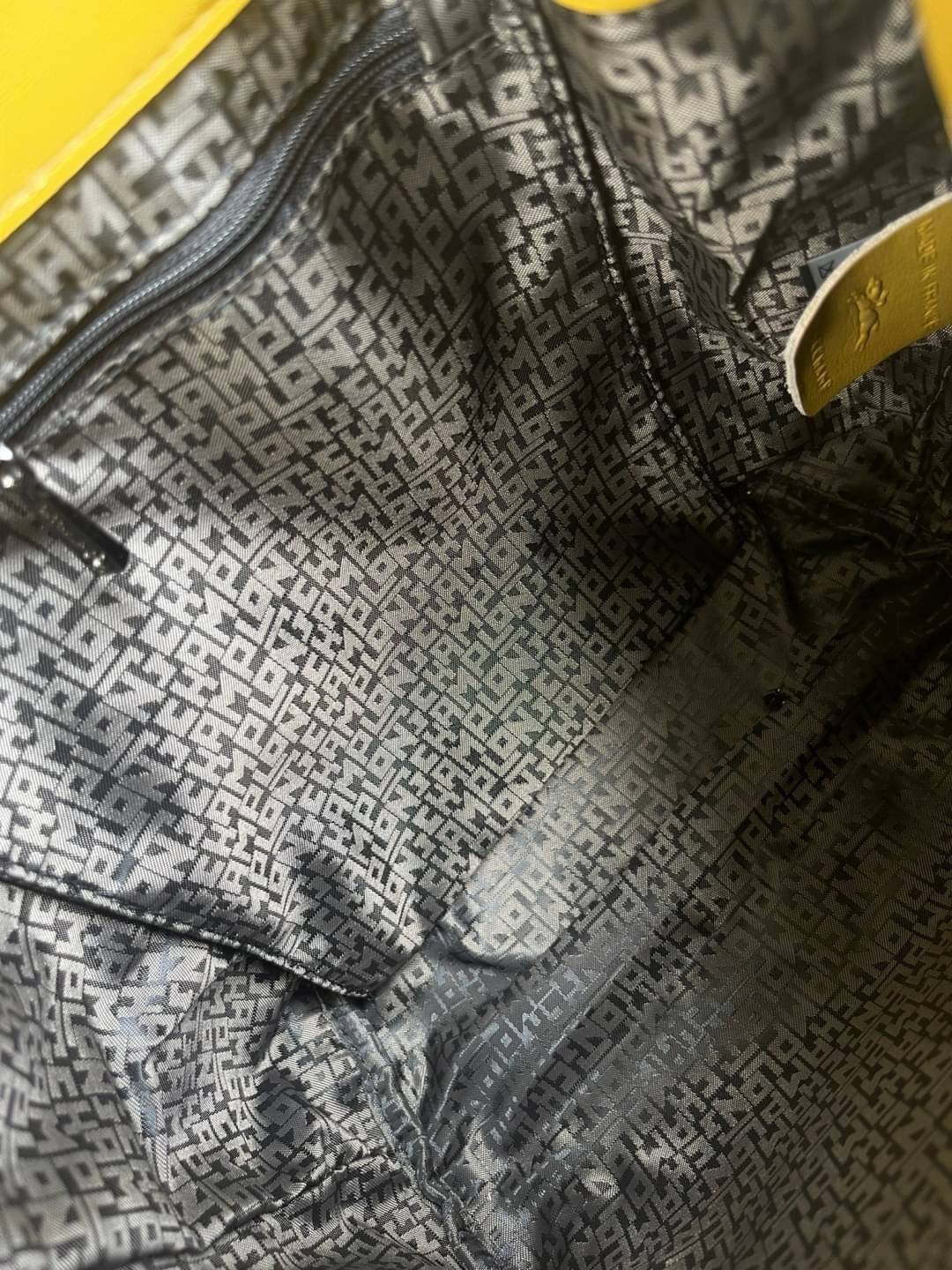 Longchamp Le Pliage Cuir Xs Leather Backpack แบรนด์ติดเทรนด์ตลอดไม่เคยเปลี่ยนกับ ทรง Le Pliage Cuir หนึ่งในตระกูลกระเป๋าสุดไอคอนิกจากแบรนด์ เมื่อรุ่น Le Pliage Cuir ในรูปแบบของหนังแกะ Metis ได้ถือกำเนิดขึ้นในปี 2012 เป้ที่มีการจัดการปรับดีไซน์ให้มีขนาดกำล