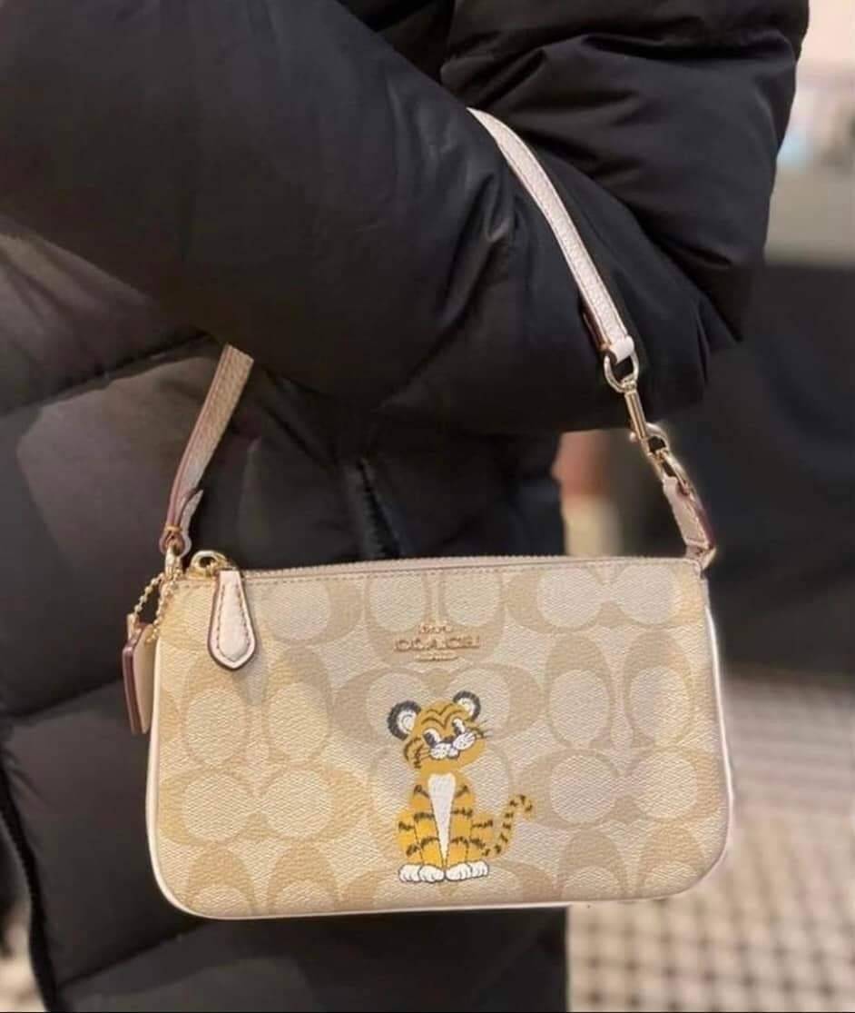 COACH NOLITA 19 IN SIGNATURE CANVAS WITH TIGER (C7699) 😻กระเป๋าถือ กระเป๋าสะพายทรงพอชเล็ก ปรับเป็นคล้องมือได้ รุ่นนี้ บอกเลยว่าใช้ง่ายสะพายคล่องมากๆ// จะสะพายไหล่ หรือปรับเปลี่ยนมาเป็นแบบคล้องมือเก๋ๆก็ยังได้ เพียงแค่ถอดตะขอมารวมกันไว้ที่หูกระเป๋าข