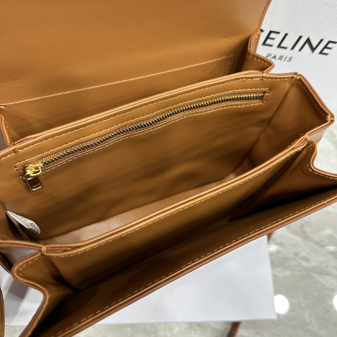 ORI หนังแท้ | 9" CELINE CLASSIQUE TRIOMPHE bag in natural leather กระเป๋าสะพายรุ่นยอดนิยม ด้วยรูปทรงสี่เหลี่ยมผืนผ้า ดีไซน์คล่องตัวถ่ายทอดให้เห็นถึงแก่นแท้ของสไตล์