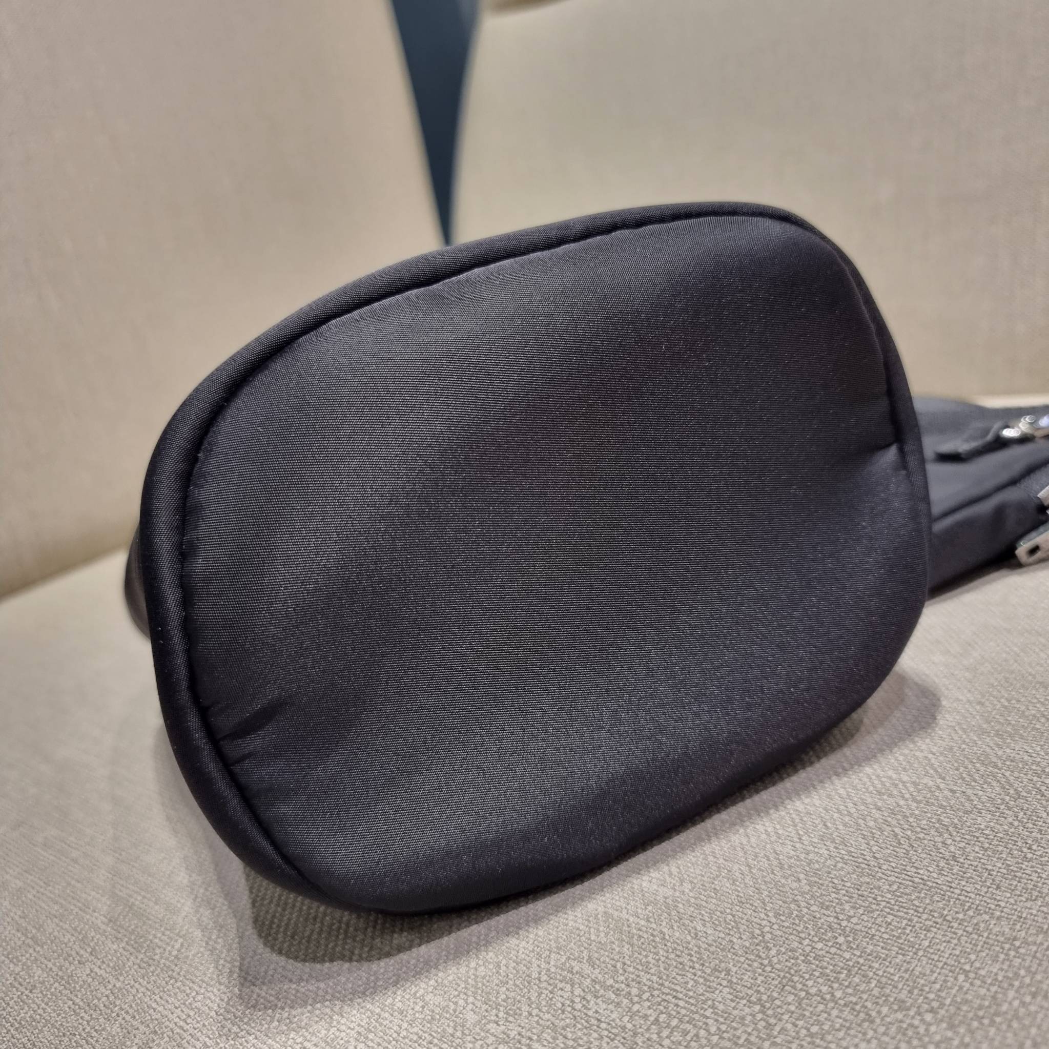 PRADA RE-NYLON AND LEATHER SHOULDER BAG ถึงเวลาของหนุ่มกันแล้ว!! ไอเท็ม best seller ที่เตรียมขึ้นแท่นรุ่นหายาก เท่ คูล ดูดี ไม่เกร่อ กระเป๋าสะพายข้าง รูปทรงเรขาคณิต ดีไซน์เรียบง่าย แต่มีความหรูในตัว วัสดุผ้าไนล่อนคุณภาพ พร้อมใบลูก ไว้ใส่เหรียญ ใส่กุญแจได้