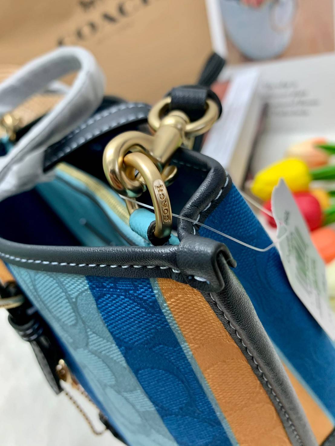 COACH C4086 MOLLIE TOTE 25 IN SIGNATURE JACQUARD WITH STRIPES แจกความสดใสด้วยลุคคัลเลอร์ฟูล กระเป๋าทรงโท้ท มินิไซส์ ตกแต่งลายเอกลักษณ์ถักทออยู่บนผ้า jacquard ตัดกับลายเส้นสีสันสวยงาม ลงตัวไม่ซ้ำใคร ภายในเป็นช่องโล่ง มีช่องซิปกลางใส่ของได้ ขนาดกำลังดีแบบใส