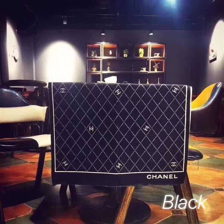 Chanel Scarves for woman’s accessories พลาดไม่ได้กับของขวัญสำหรับเทศกาลดีๆที่กำลังจะมาถึง ส่งมอบความรู้สึกดีๆให้กับคนที่คุณรัก ด้วยผ้าพันคอ หรือ ผ้าคลุมจากแบรนด์ดัง ด้วยเนื้อผ้าแบบcashmereที่ถักทอแบบเนื้อละเอียด จึงทำให้นุ่มน่าสัมผัส ให้ความอบอุ่นได้ดี สำ