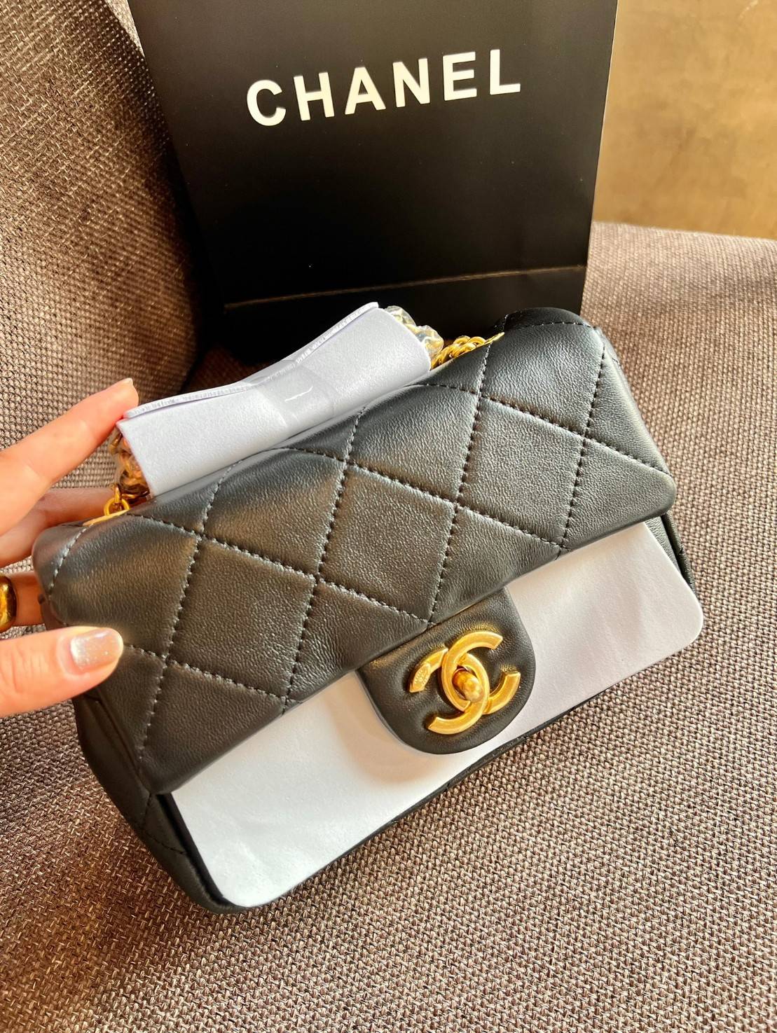 Chanel Small Flap Bag with Top Handle 8" /CHANEL CHAIN SHOULDER BAG กระเป๋าสะพายได้และหิ้วได้ หนังสวย เรียบ สัมผัสนุ่มมือ น่าใช้มากๆ