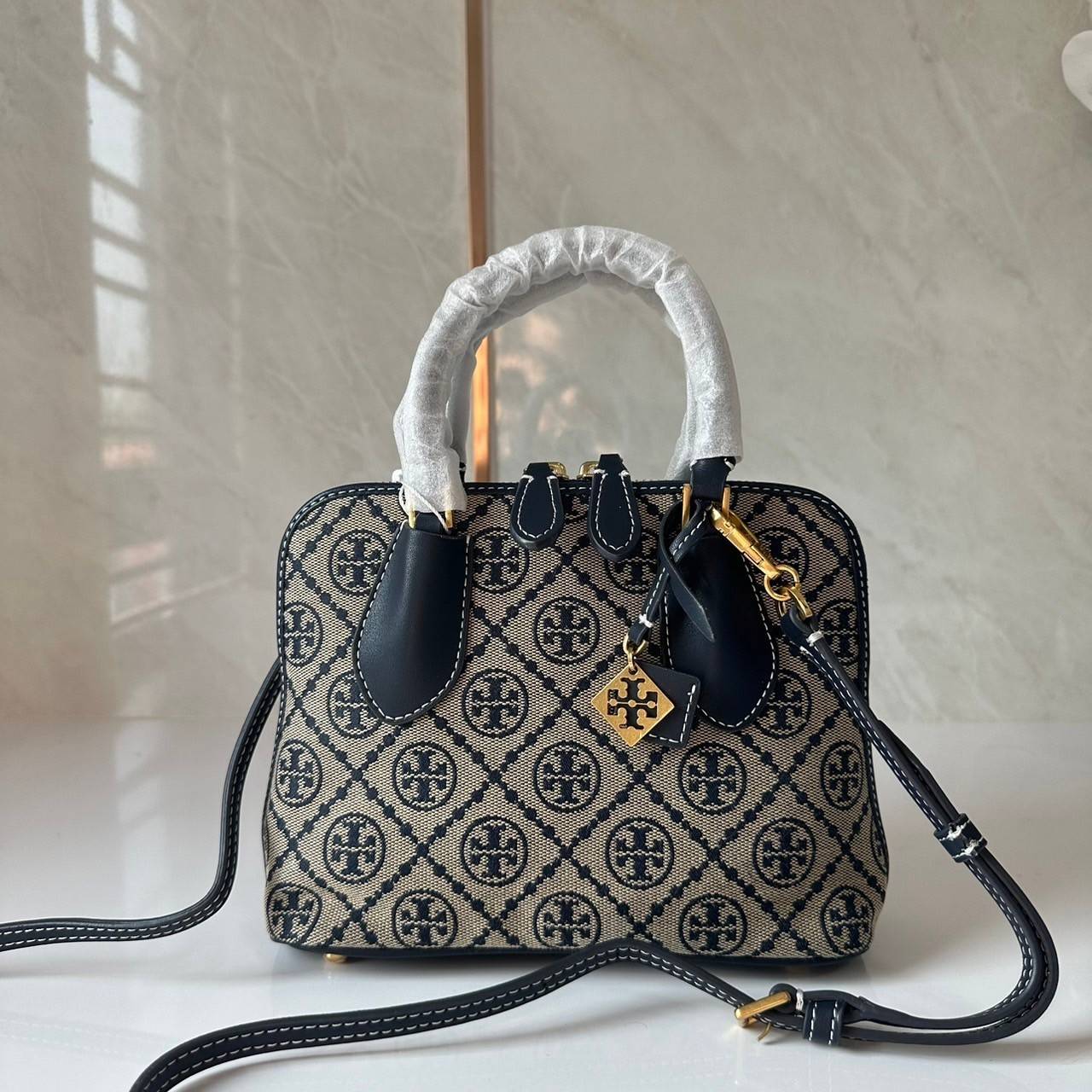 TORY BURCH MINI PEBBLED SWING BAG / Tory Mini Swing Bag in Pebbled Leather / T Monogram Jacquard Swing Bag กระเป๋าสะพาย คอลเลคชั่นใหม่ล่าสุดดีไซน์สุดคลาสสิก รูปทรงโดม