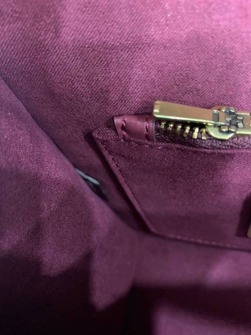 Coach Parker Top Handle In Signature Canvas With Rivet สินค้าใหม่ทรงน่ารัก ใช้แล้วดูแพงมากกก มีช่องใส่ขนาดกว้าง ใส่ของได้จำนวนมาก แถมยังสามารถถือเก๋ๆ แบบคุณนาย หรือสะพายเป็น crossbody ก็ได้ โดดเด่นด้วยลายsignature coach ใครยังไม่มีห้ามพลาดดดเลยนะ ของสวยจร