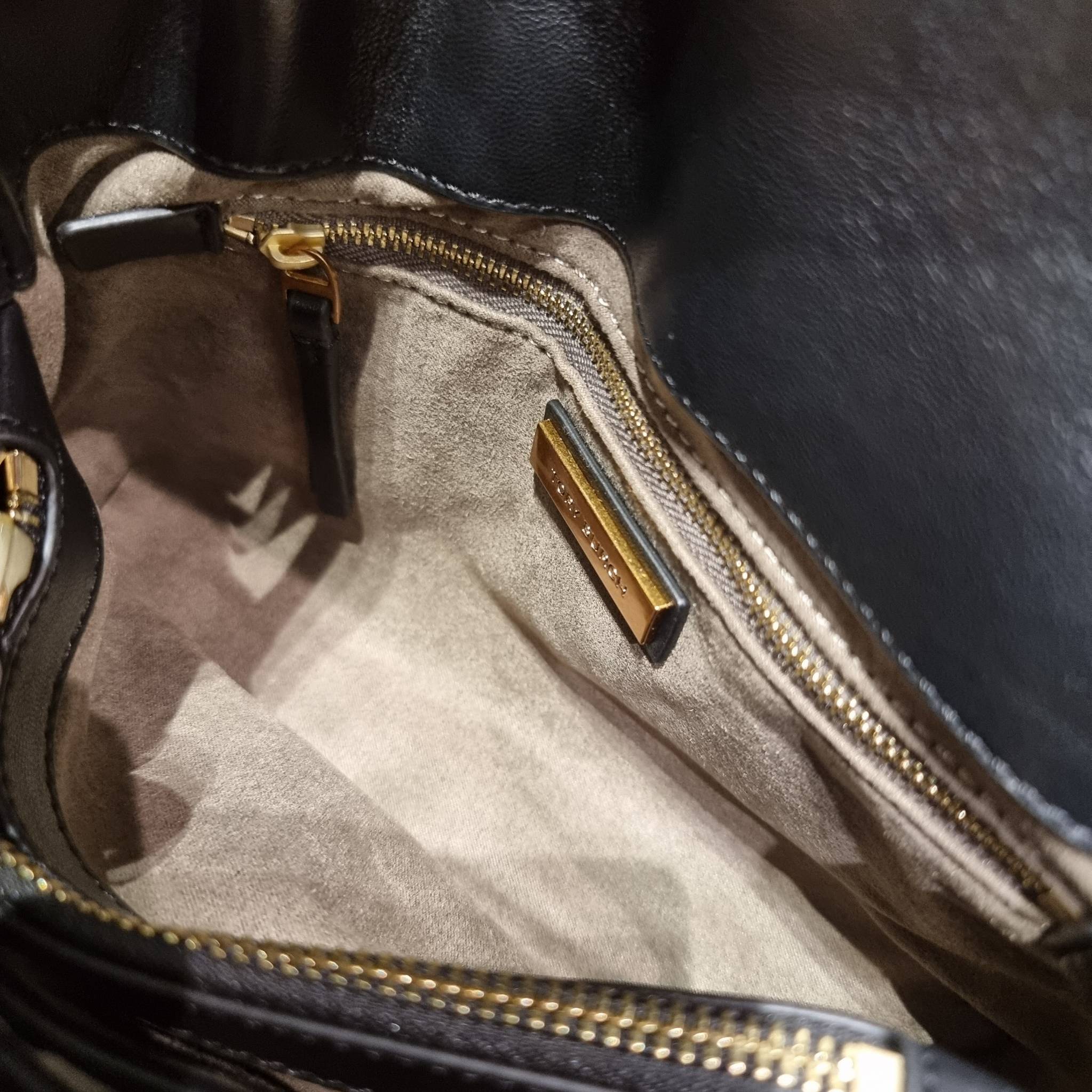 TORY BURCH KIRA QUILTED SMALL SATCHEL มาแล้วด่วนๆ!! กับคอลที่ปังไม่ไหว พร้อมเสิร์ฟสีคลาสสิค กระเป๋าถือ/สะพาย ทรงสวย สะพายคล่องตัว หนังแท้ ดีไซน์บุนวม เส้นคมสวยหรู วัสดุหนังแกะ สัมผัสดีงาม นิ่มมือ เปิด-ปิดด้วยอะไหล่บิดล็อค ภายในเป็นช่องโล่ง มีช่องซิป ใส่ขอ