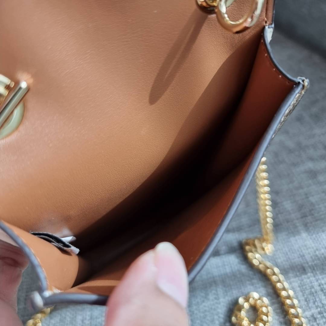 COACH NORTH/SOUTH PHONE CROSSBODY IN SIGNATURE CANVAS F55636 F39955 สุดคลาสสิคกับกระเป๋าสะพายเอนกประสงค์ Case phone ใส่โทรศัพท์มือถือได้ทุกรุ่น ดีไซน์ลายเอกลักษณ์ วัสดุหนังแคนวาสเคลือบลาย ฝาและภายในเป็นหนังสังเคราะห์เรียบ เปิด-ปิดด้วยกระดุม สายสะพายยาวประ