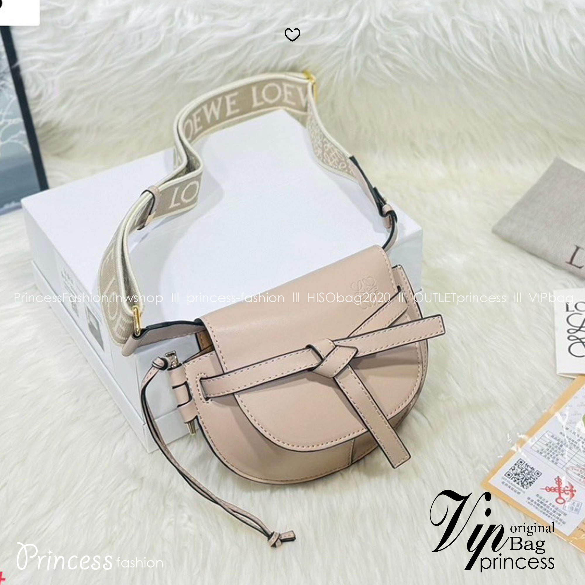 LOEWE Gate bag กระเป๋าสะพายทรงสวยสับสุดเริ่ดๆ ใช้ได้ทั้งหนุ่มๆและสาว คูลๆ สุดยอดแบรนด์ที่ดีไซน์เป็นเอกลักษณ์ โดดเด่น สวยหรู สไตล์คลาสสิค พร้อมสายสะพายสปอร์ต