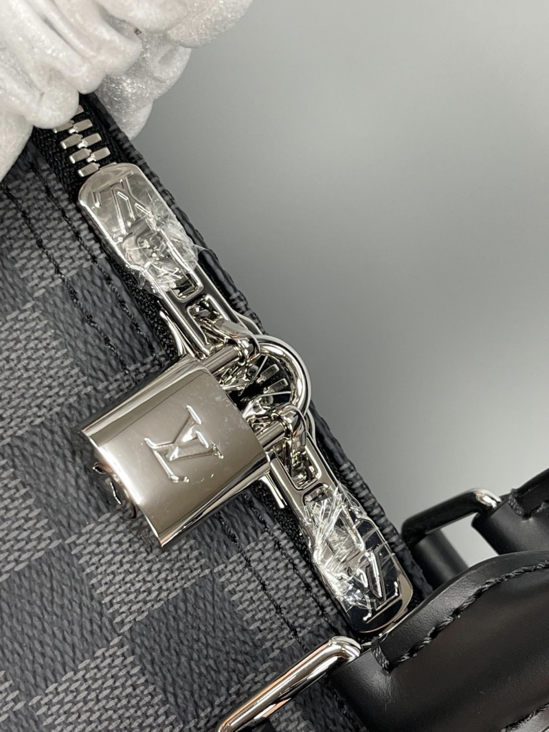 LV Keepall Bandoulière 45 Monogram Eclipse / Damier Graphite Canvas กระเป๋าเดินทางแบบดัฟเฟิล เป็นรุ่นที่เคียงข้างนักเดินทางรอบ สวยหรูโลกสง่างามตลอดกาล มีไว้ไม่มีเอาท์ เกรดท็อป ออริ เทียบแท้ 1:1 เกรดดีสุด