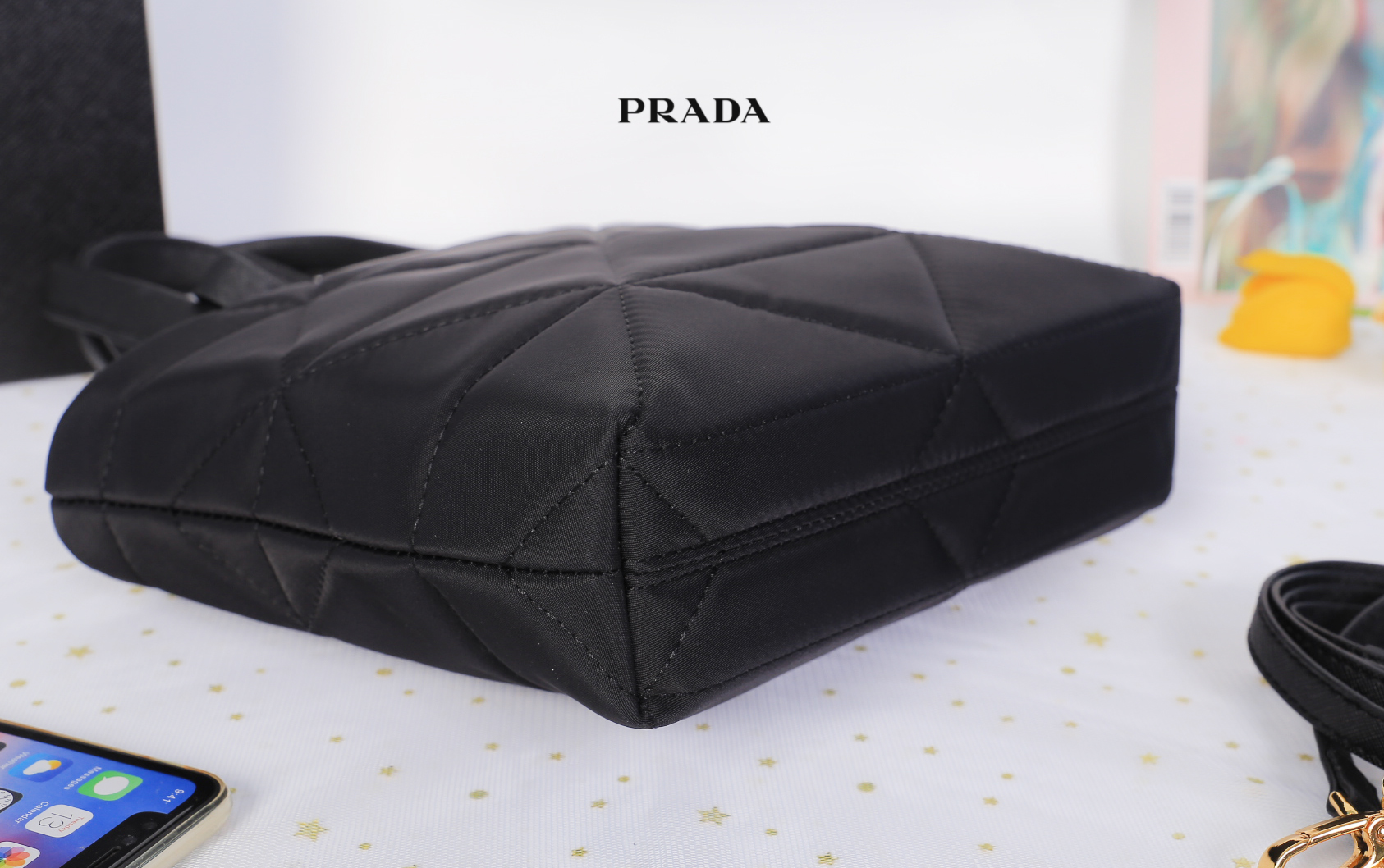Prada Re-Nylon padded tote bag / Prada Logo Plaque Cross Body Phone Case กระเป๋า Crossbody สุดเก๋ วัสดุ Nylon เปิด-ปิด ด้วยซิป ด้านหน้าประดับด้วยโลโก้แบรนด์ น้ำหนักเบา ด้านในเป็นช่องโล่งกว้าง ซับในพิมพ์ลายแบรนด์สวย ตามแบบฉบับ ใส่ I Phone ได้สบายเลยค่ะ บอก