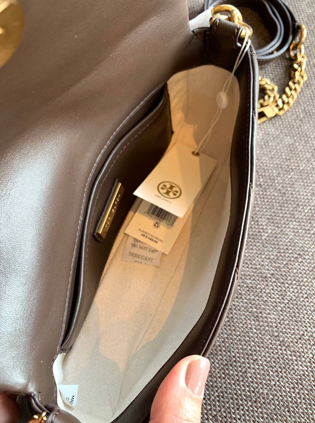 สีออกใหม่ แถมหายากด้วยค่าา! TORY BURCH KIRA CHEVRON SMALL FLAP SHOULDER BAG พร้อมส่งที่ไทย จำนวนจำกัดค่ะ! ✔️กระเป๋าคล้องไหล่หรือสะพายข้างได้ เปลี่ยนลุคดูไม่จำเจ 🔺หนังแกะแท้ ซึ่งจะคุณภาพดี เงา นิ่ม และราคาสูงกว่าหนังวัวนะคะ!