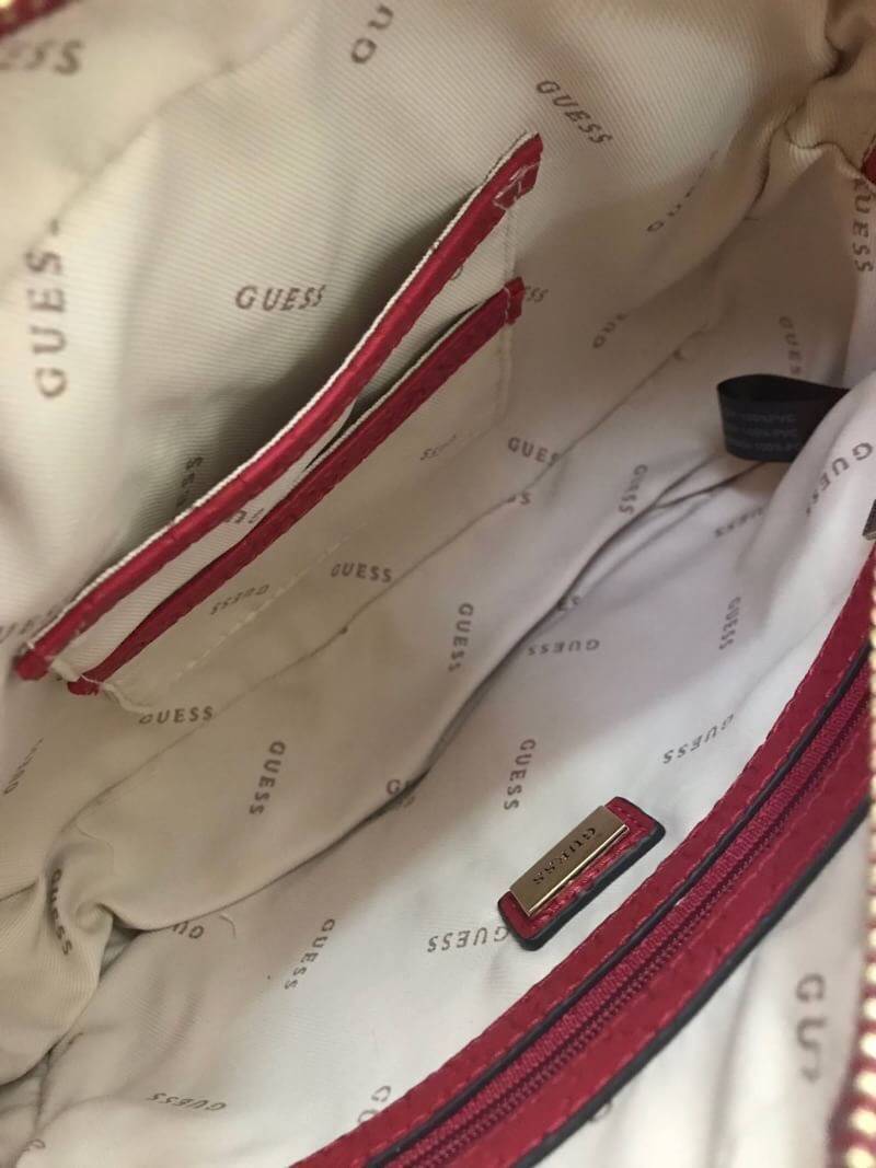 New Arrival!! Guess Women's Black Kamryn Top Zip Cross Body Bag กระเป๋าสะพายไหล่ ขนาดกำลังดี มีดีเทลที่มีโลโก้หนังปั้มจมรอบใบรวมถึงตัวสายและหัวซิป ตรงกลางติดสัญลักษณ์แบรนด์ เปิดใช้งานด้วยซิปเดียวด้านบน ภายในใส่กระเป๋าสตางค์ยาวได้ มีช่องเสียบการด์และช