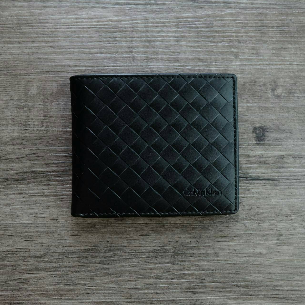 Calvin Klein Leather Belt & Wallet Set เซตสุดคุ้ม จะะมอบเป็นของขวัญหรือใช้เองก็แนะนำเลยค่าา อุปกรณ์ : มาพร้อมถุงกระดาษแบรนด์ + กล่องแบรนด์ + ที่เจาะรูเข็มขัด + ห่วงเข็มขัด