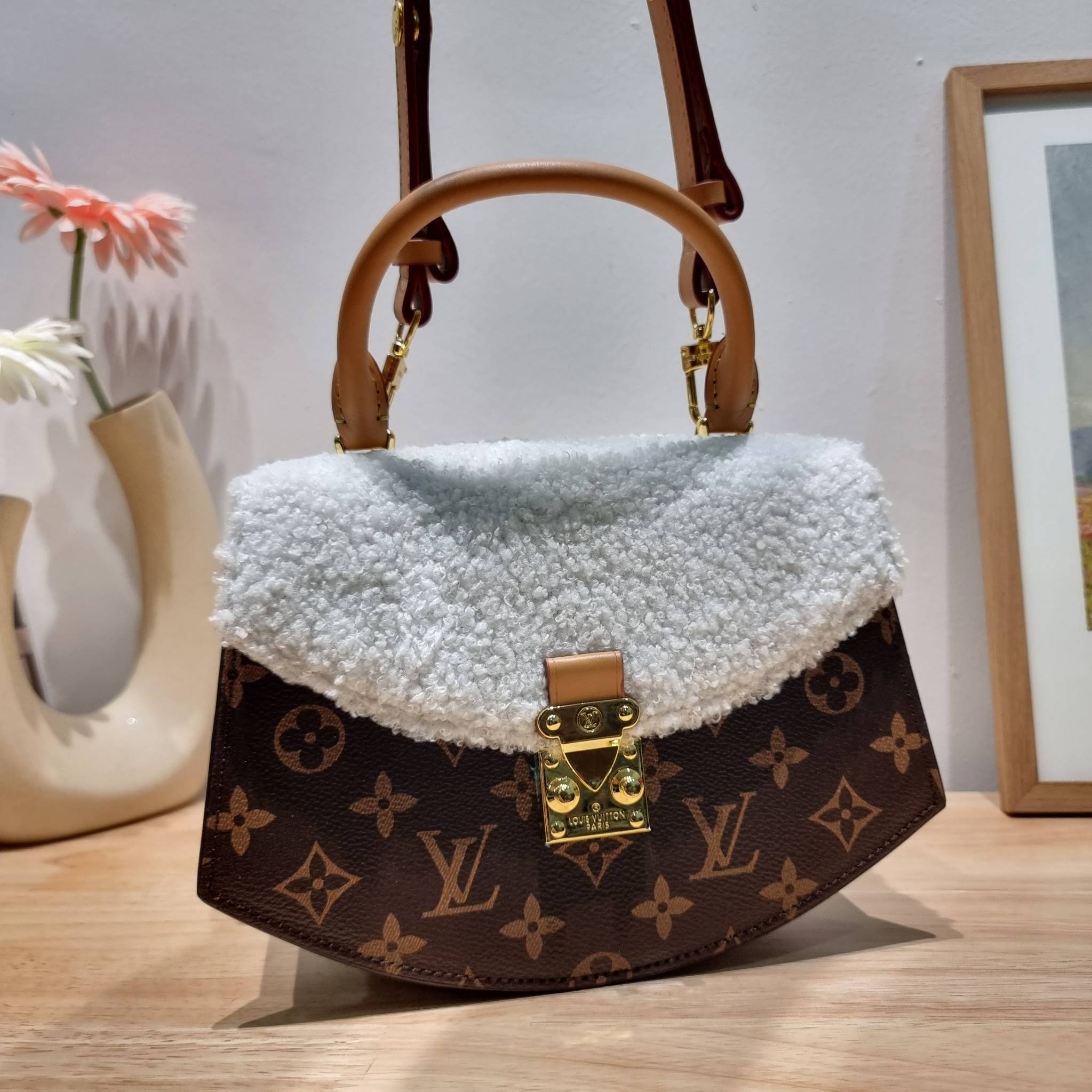 LV EDEN FLEECE bag / LV CROSSBODY HAND BAG กระเป๋าสะพายดีไซน์ใหม่ แรร์ไอเท็มที่สาวๆต้องมี! ดีไซน์ตกแต่งขนฟูนุ่ม วัสดุหนังแคนวาส เปิด-ปิดกระเป๋าด้วยอะไหล่กดล็อค ภายในเป็นช่องโล่ง มีช่องซิปแยก มีหูจับในตัวและสายครอสบอดี้มาให้ ใช้งานง่าย เหมาะกับทุกสไตล์การแ