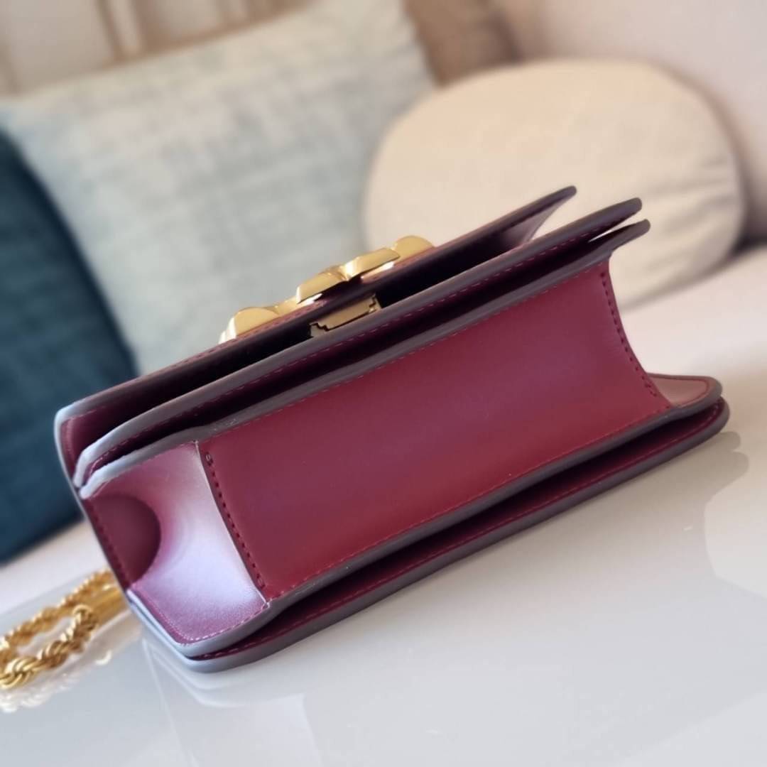 TORY BURCH ELEANOR SMALL CONVERTIBLE SHOULDER BAG ฮอตไอเท็ม รุ่นนี้ขายดีขายหมด สวยหรู คุณหนู ผู้ดี!! หายากมากแล้วน้า กระเป๋าสะพายข้าง ดีไซน์อยู่ทรง ขนาดกำลังสะดวกใช้สำหรับสาว วัสดุหนังแท้เต็มใบ สีทูโทน เปิด-ปิดด้วยแถบแม่เหล็ก ภายในแบ่งสัดส่วนได้เป็นอย่างด