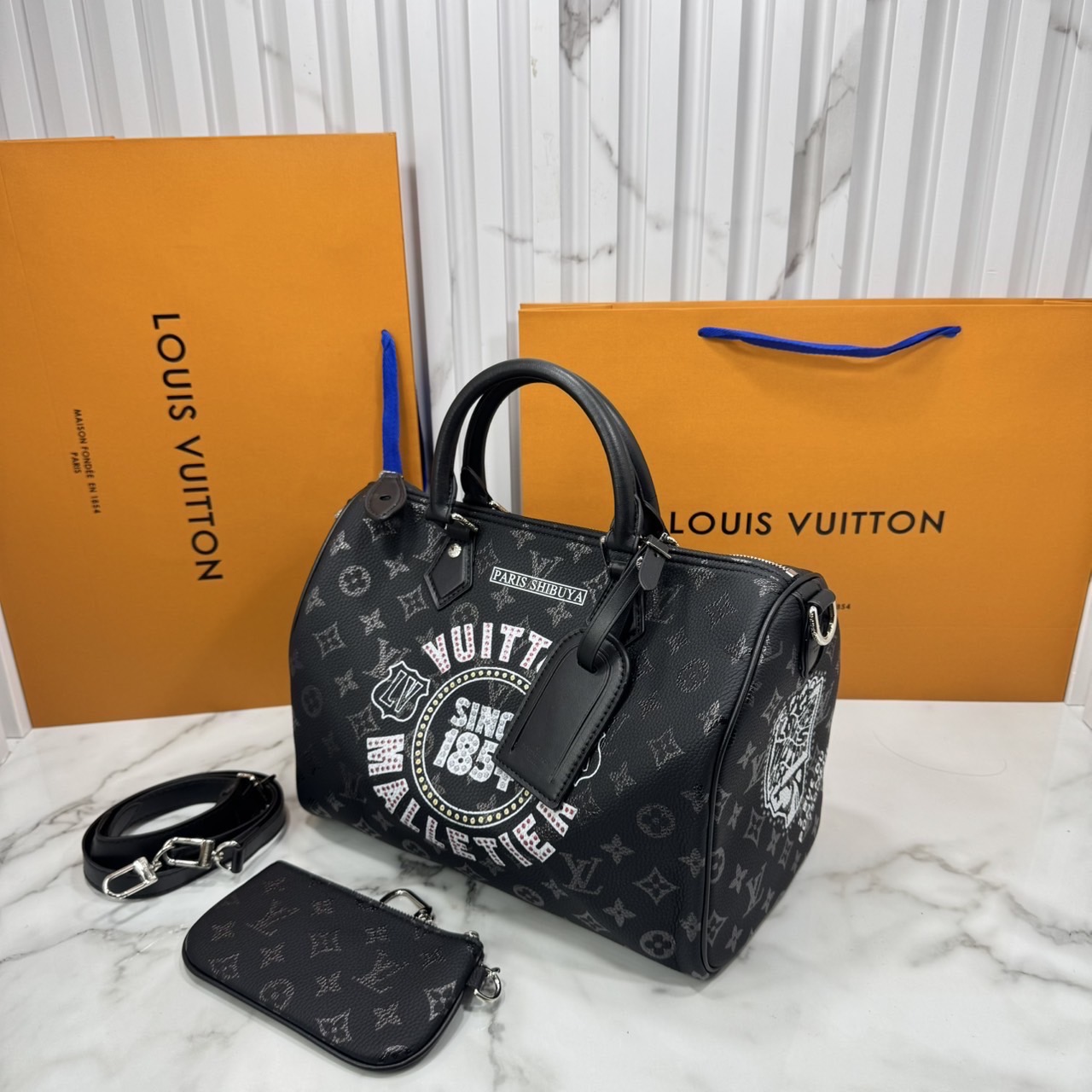ORI หนังแท้ | LV Speedy P9 Bandoulière 30 Jackets กระเป๋าสะพายทรงหมอนสปีดี้ หนังสีดำสะท้อนถึงสไตล์ร็อค ประดับด้วยคริสตัล Swarovski® สีแดงอันโดดเด่น