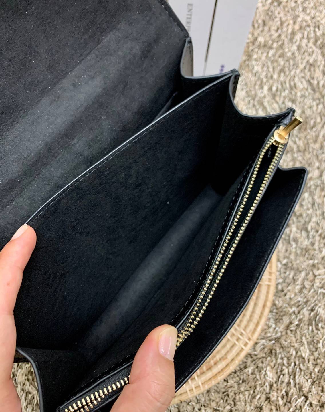 พร้อมส่งถึง8สี ห้ามพลาดค่ะ! COACH KLARE CROSSBODY BAG ((91019//91174//90400//1424//90635)) พร้อมส่งที่ไทย กระเป๋าสะพายครอสบอดี้ร์หรือสามารถทบเป็นสายคู่คล้องไหล่ได้ด้วยค่ะ หนังแท้ แต่ละสีทำลายหนังได้สวยงามแตกต่างกันออกไปนะคะ ✔️ห้อยด้วยป้ายแบรนด์แบบโ