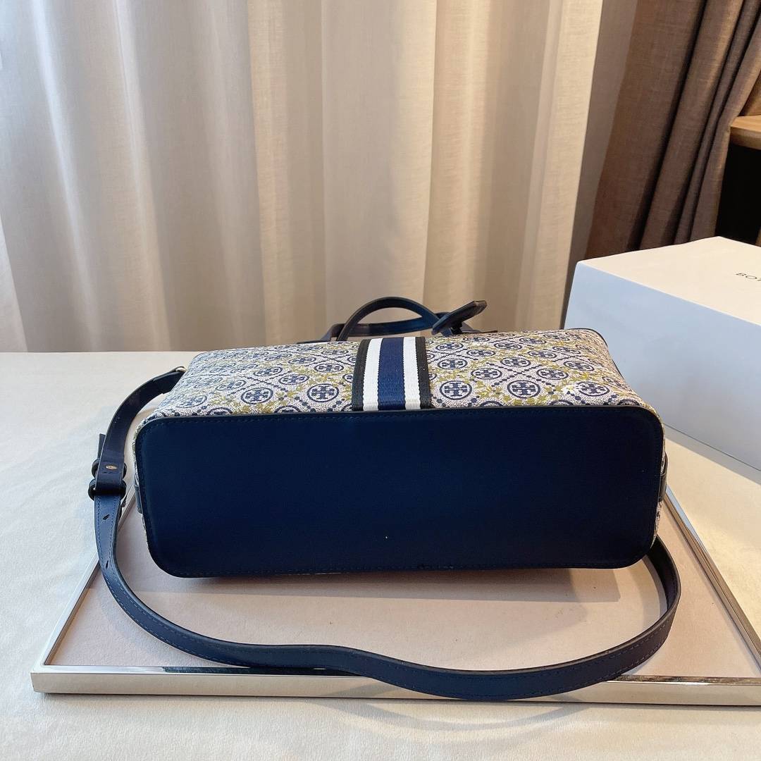 OUTLET ของแท้ 💯% TORY BURCH T MONOGRAM FLORAL VINE SMALL TOP-ZIP TOTE BAG คอลเลคชั่นรุ่นยอดนิยม กระเป๋าช้อปปิ้งเดซี่ล่าสุด ทรงใบใหญ่ ทรงสวยคลาสสิค มีดีไซน์เก๋โดดเด่นลายทางตรงกลาง ตัวกระเป๋าลงลายโซ่ คาดด้วยลายฟลอรัลสีเหลือง เพิ่มความน่ารัก สวยหรูมา