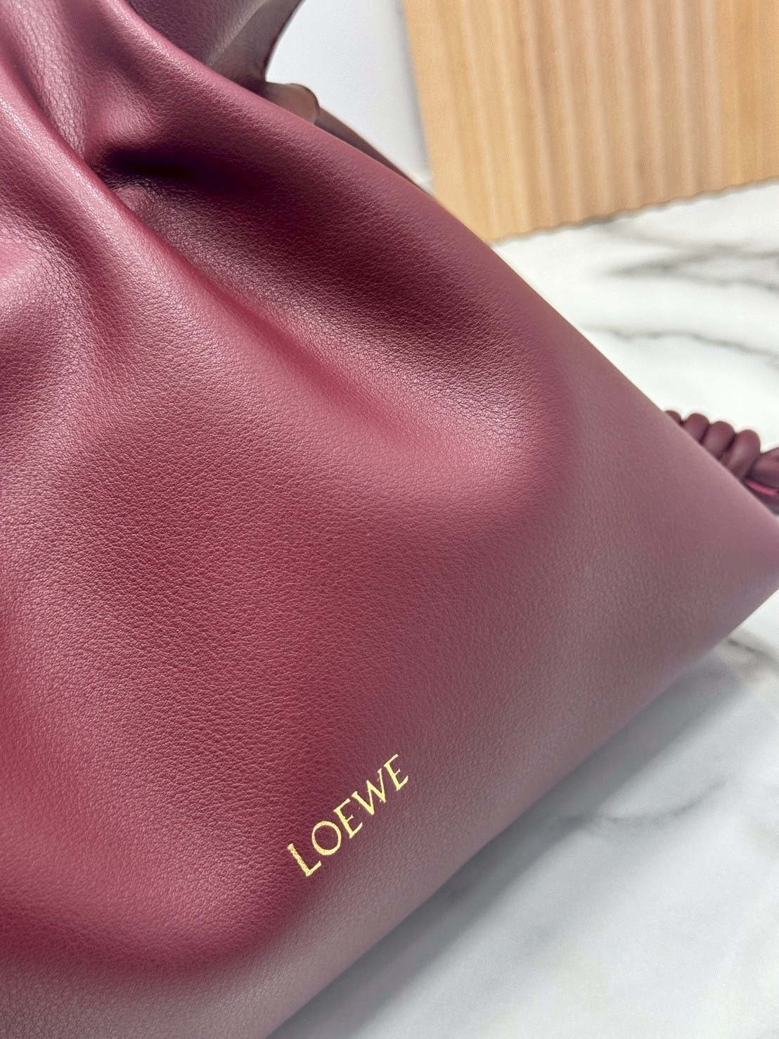 ORI หนังแท้ | Medium Loewe Flamenco clutch in nappa leather 30cm กระเป๋าสะพายทรงคลัชดีไซน์รูดเชือก เรียบหรูดูแพง เรียบง่ายใช้งานสะดวก หนังแนปป้าให้สัมผัสนุ่มสบายผิว มาพร้อมสายสะพายร้อยห่วงหรูหรา