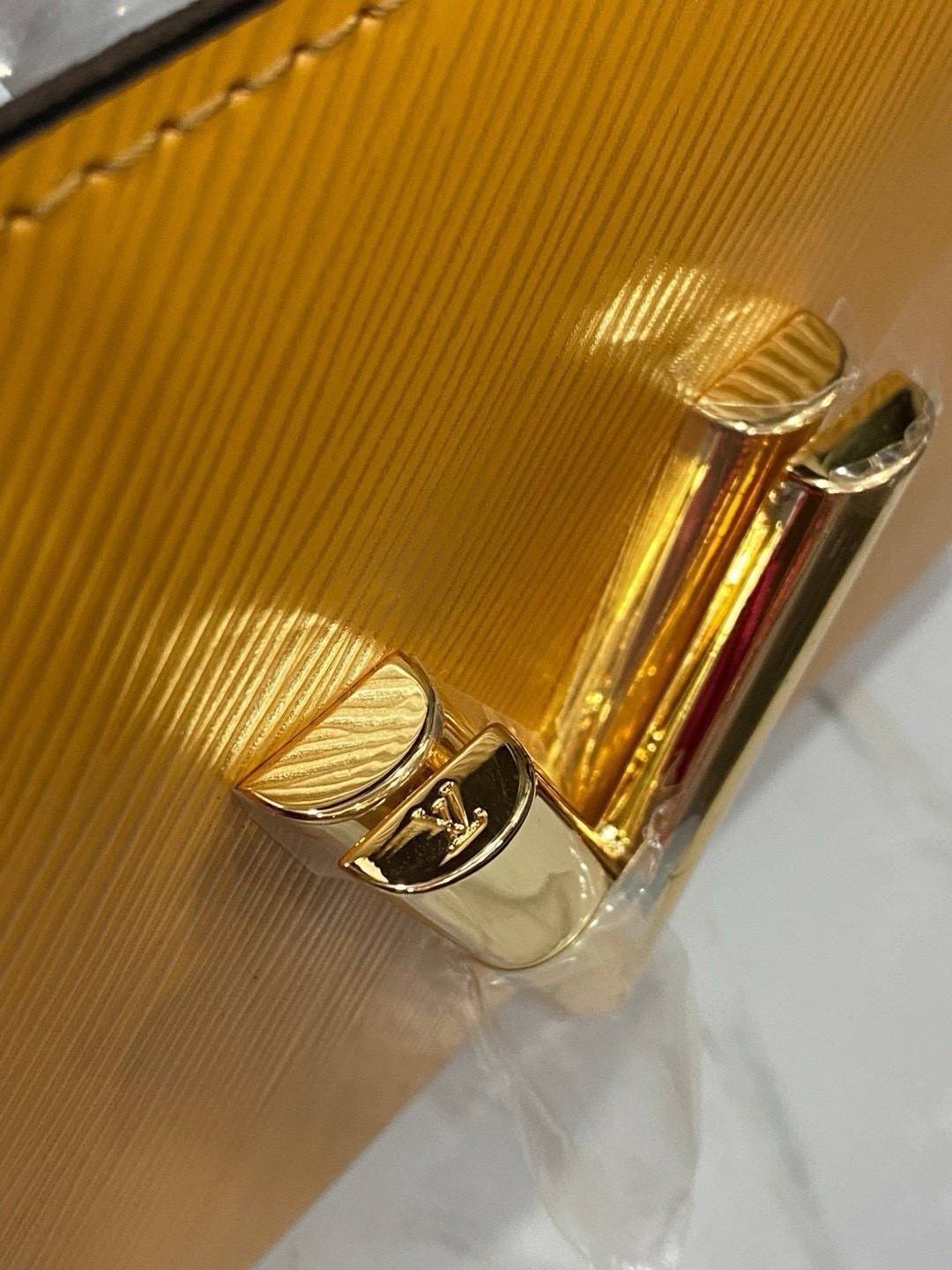 ORI หนังแท้ | LV Twist MM bag Epi grain leather กระเป๋าสะพาย/กระเป๋าถือรุ่น พร้อมสายสปอร์ต หนังลายเกรน Epi โดดเด่นด้วยโลโก้หน้า สวยหรูเป็นเอกลักษณ์ ดีไซน์คัลเลอร์บล็อค สัมผัสโดดเด่นแมตช์กับทุกสไตล์