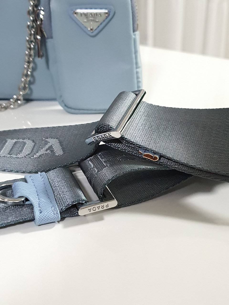 Prada Re-Edition 2005 Re-Nylon bag ใบเดียวคุ้มมากค่ะ อุปกรณ์ ครบชุด **ซื้อ1ได้ถึง3ไอเท็ม ทั้งสายยาว และกระเป๋าใส่เหรียญ และป้ายแท็คหนัง อย่างดี **อะไหล่ปั้มแบรนด์แท้ทุกจุด วัสดุทำจากผ้า Nylon อย่างดี กันน้ำได้ อยู่ทรงสวย สามารถใส่กระเป๋าตังค์ใบกลางได้ ถอด
