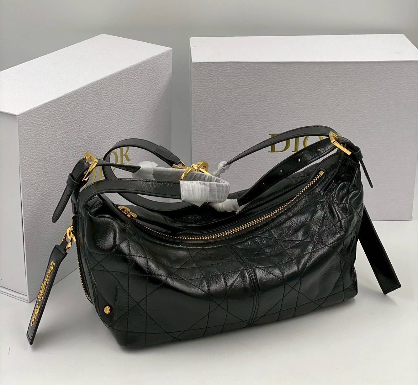 ORI หนังแท้ | DIOR D-Journey Bag กระเป๋าสะพายนิยามใหม่ดีไซน์ทันสมัย โดดเด่นด้วยรูปทรงโฮโบที่มาพร้อมกับดีไซน์ที่นุ่มนวลและทันสมัย พร้อมกับช่องใส่ของแบบติดซิป