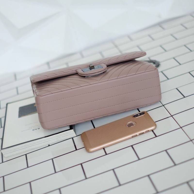 KEEP shoulder chevron chain handbag ( อะไหล่ รมควันดำ ) สวย หรู มากๆ เลยน๊า กระเป๋าอยู่ทรง ใครชอบส่งวันนี้ห้ามพลาดเลยนะคะ สายโซ่สะพายสบายคะ สายปรับ สั้น ยาวได้คะ ภายในสีแดง มีช่องใส่ของจิกจิงหลายช่องแบ่งเก็บของเป็นสัดส่วนมากๆคะ *ใบจริงสวยมาก เข้ากับชุดได้