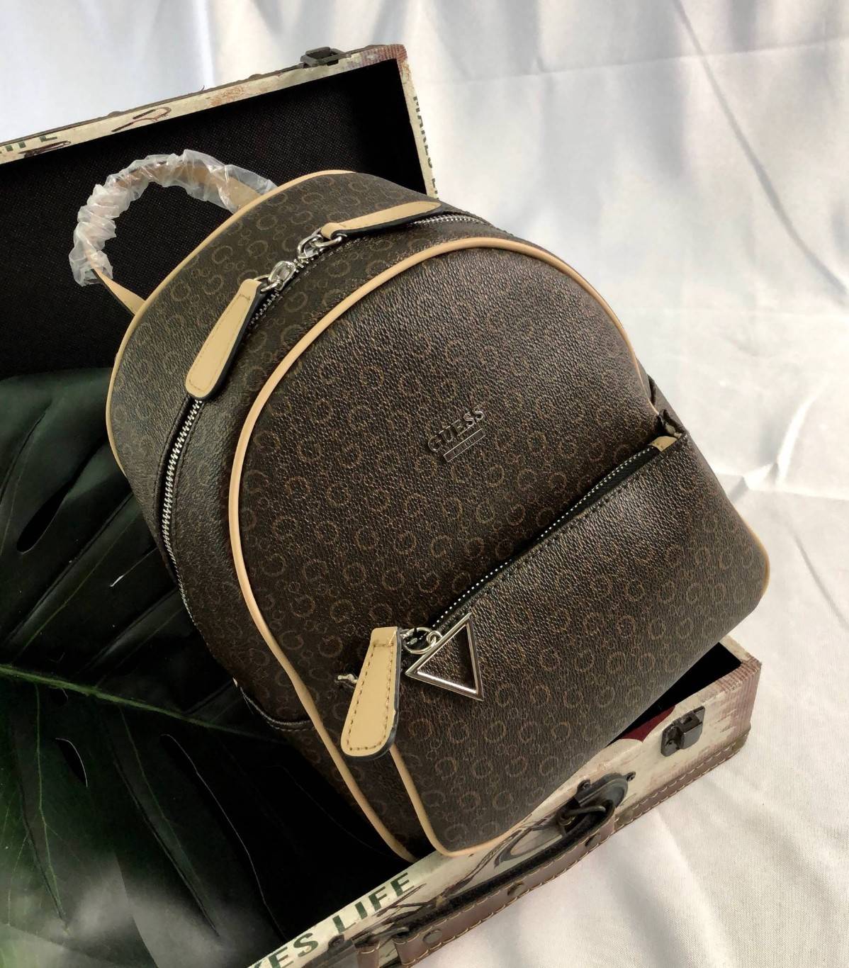 GUESS PANDORE BACKPACK กระเป๋าสะพายหลัง วัสดุหนังนิ่มมือ น้ำหนักเบา ด้านหน้ามีโลโก้แบรนด์ พร้อมช่องซิปหนึ่งช่อง ที่จับซิปมีอะไหล่สัญลักษณ์แบรนด์ ช่องซิปหลักเปิดปิดด้วยซิปคู่ ภายในโล่ง กว้าง ใส่ของได้จุ มีช่องซิปและช่องเล็กใส่ของจุกจิก สายสะพายด้านหลังเลื่