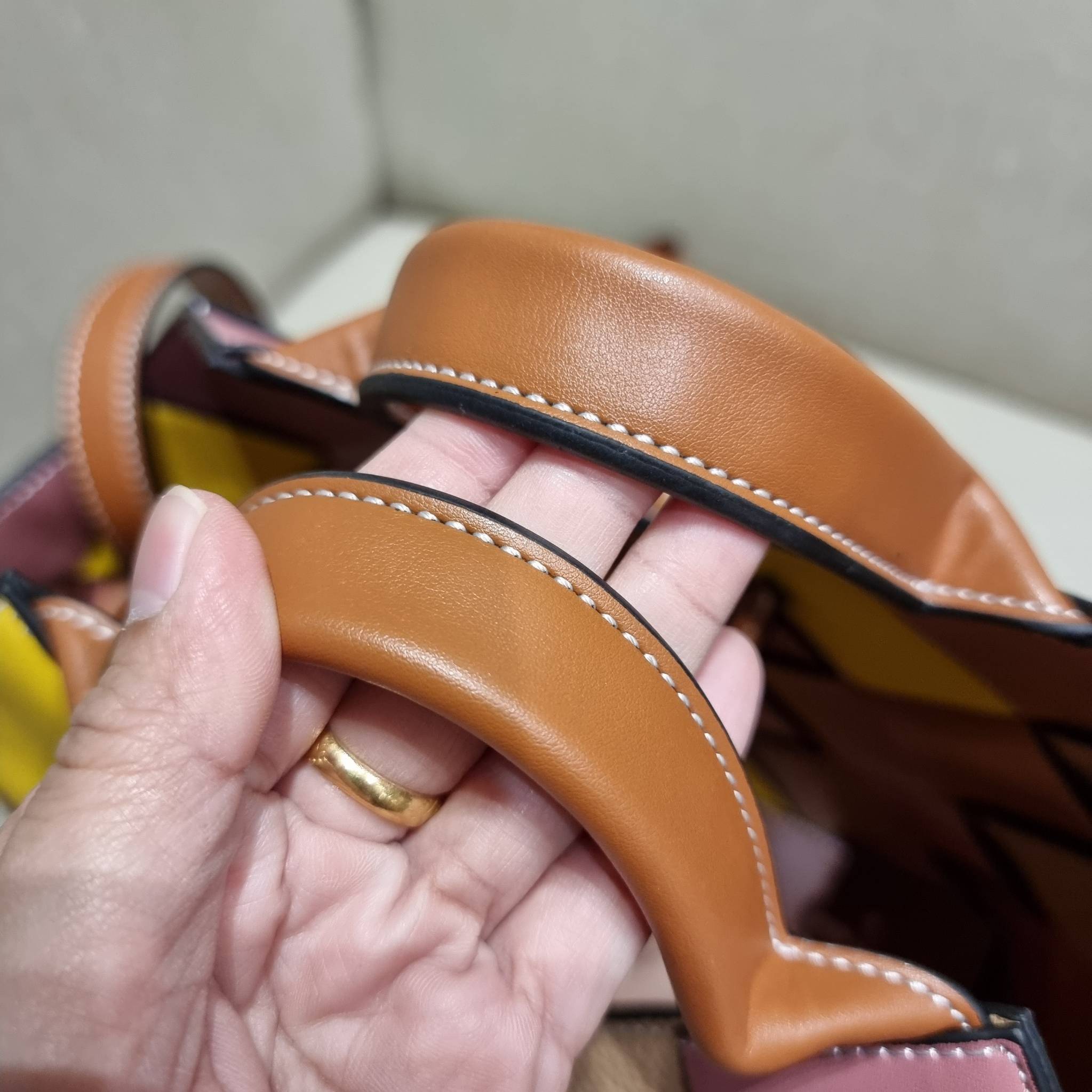 LOEWE SURPLUS LEATHER WOVEN BASKET BAG IN CLASSIC CALFSKIN ใหม่ล่าสุดและสวยที่สุด กระเป๋าสะพานที่ถักทอด้วยความปราณีต โดดเด่นด้วยสีที่จับมาคอนทราสได้ลงตัว ใบใหญ่จุได้แบบเน้นๆ วัสดุหนังวัวแท้เต็มใบ หรูเลิศ ปากกระเป๋ามีสายหนังสำหรับผูกรวบปากกระเป๋า ภายในโล่ง