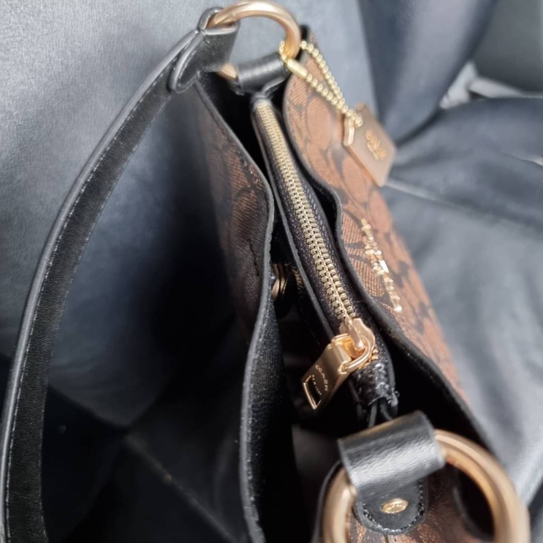 COACH 2312 SMALL TOWN BUCKET BAG IN SIGNATURE CANVAS รุ่นยอดนิยมใบเล็กมาครบสีแล้วจ้า กระเป๋าทรงบัคเก็ต สีผู้ดี๊ผู้ดี ตัวกระเป๋าดีไซน์คลาสสิคลายซี ดูโดดเด่น วัสดุหนังแคนวาสเคลือบลาย สวยคมทุกมุมจริงๆ!! เปิด-ปิดด้วยกระดุมแม่เหล็กทั้ง 2 ฝั่ง ภายในเป็นช่องโล่ง