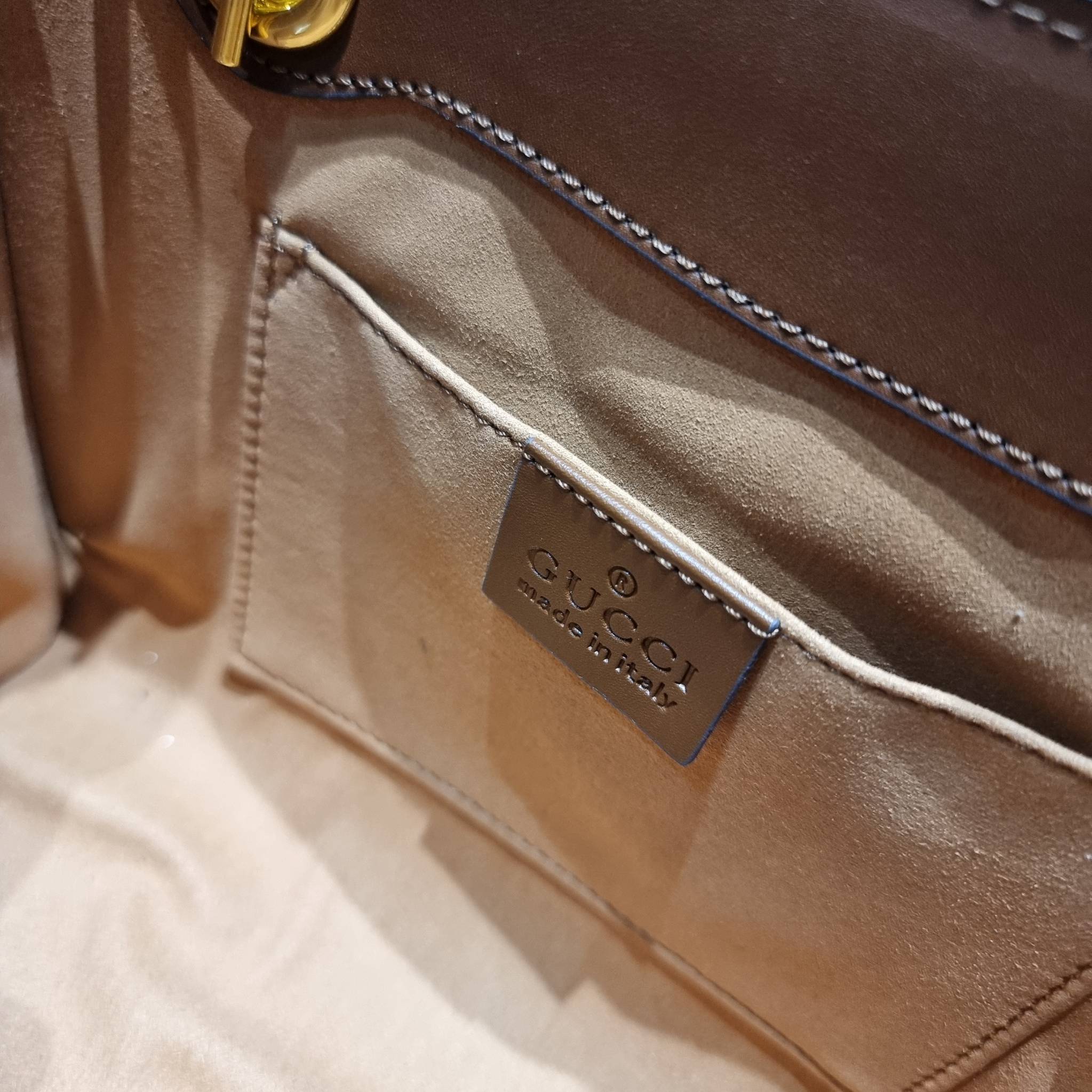 GUCCI padlock shoulder bag กระเป๋าสะพายไหล่ สวยผู้ดี ทรงดี ใช้งานง่าย วัสดุหนังแคนวาส ปากกระเป๋ามีแถบหนังคาดและอะไหล่กดล็อค โดดเด่นและเพิ่มความหรู