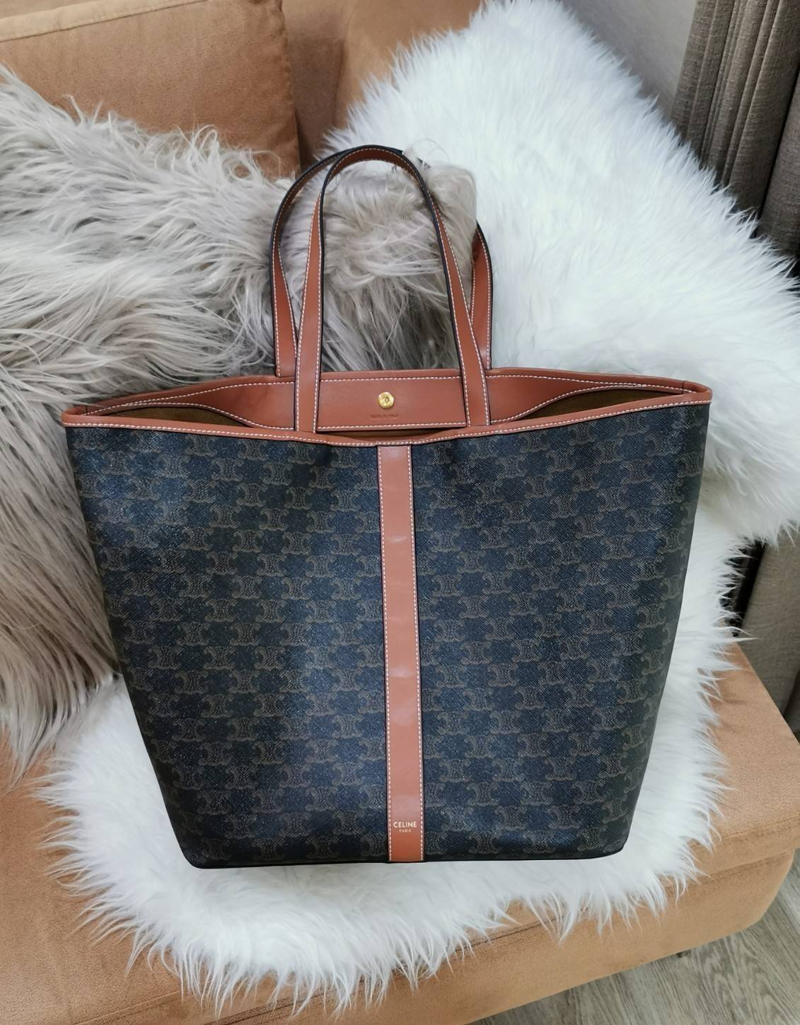 CELINE SHOPPING BAG VIP GIFT WITH PURCHASE GWP พรีเมี่ยมกิ๊ฟ Limited จาก CELINE HAUTEPARFUME DUTYFREE COUNTER วัสดุ TRIOMPHE CANVAS ดีไซน์ทรง TOTE สวยหรูคลาสสิคไม่มีเอ้าท์ ภายในโล่งกว้างและจุมากสามารถใส่เอกสาร A4 สัมภาระของใช้ได้เยอะจุใจ น้ำหนักเบาจะถือหร