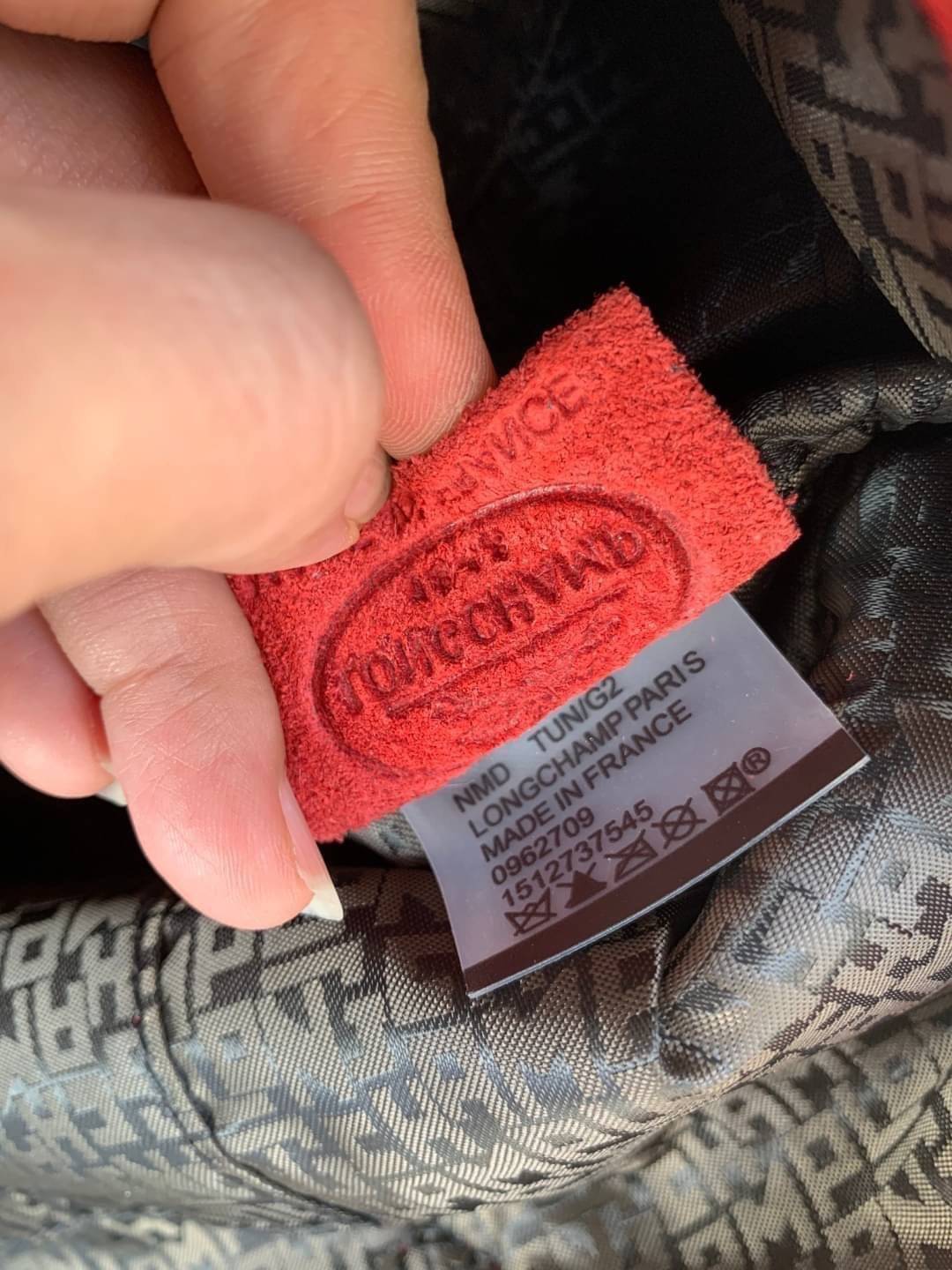 Longchamp LE PLIAGE CUIR TOP HANDLE BAG S เรียกว่าเป็นกระเป๋าอีกหนึ่งรุ่นที่ไม่ว่ายังไงก็ฮอตฮิตและติดเทรนด์ตลอดไม่เคยเปลี่ยนกับ ทรง Le Pliage Cuir หนึ่งในตระกูลกระเป๋าสุดไอคอนิกจากแบรนด์ เมื่อรุ่น Le Pliage Cuir ในรูปแบบของหนังแกะ Metis ได้ถือกำเนิดขึ้นใน