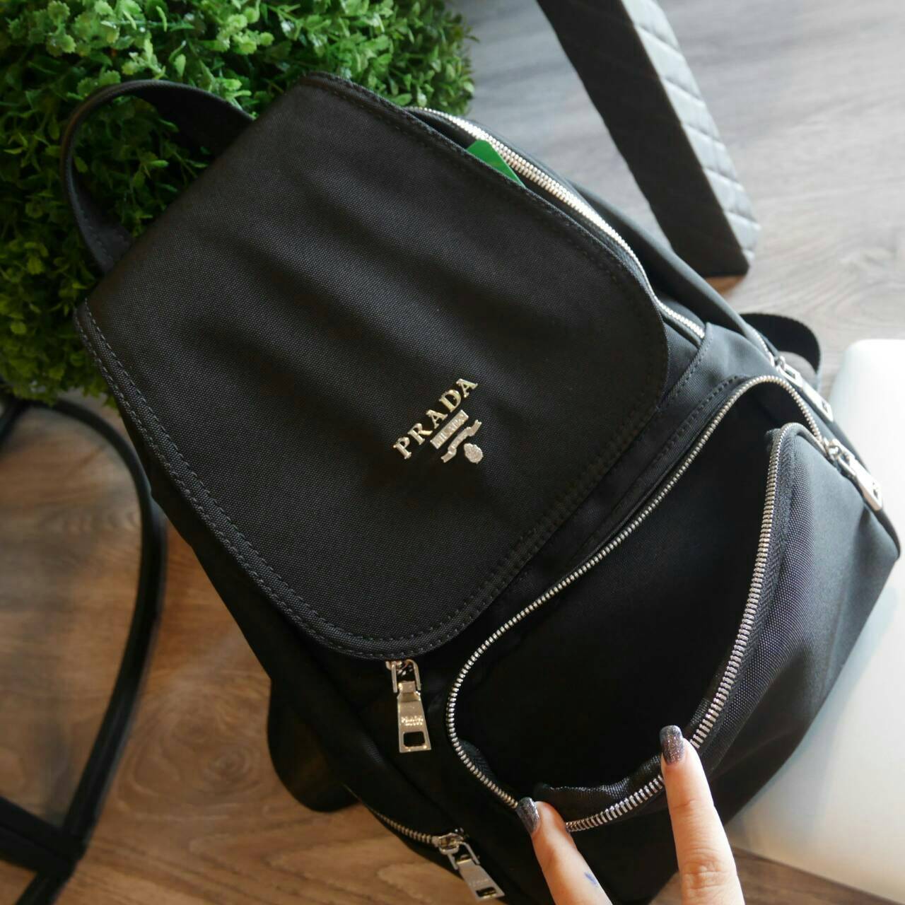 มาละค้า รุ่นที่สายลุยรอคอยกับ Prada backpack จากงานพรีเมี่ยมกิ้ฟจากเคาร์เตอร์ต่างประเทศมาค้า วัสดุ Canvas ผสม Nylon **คุณภาพดี แข็งแรง ทนทาน กันน้ำได้ อะไหล่เงิน เงาวับ! ทั้งใบ **สวยหรูมากคะ มีช่องใส่ของแยกซิปหลายช่อง สุดคุ้ม ด้านในบุด้วยผ้าซับในปั้มแบรนด