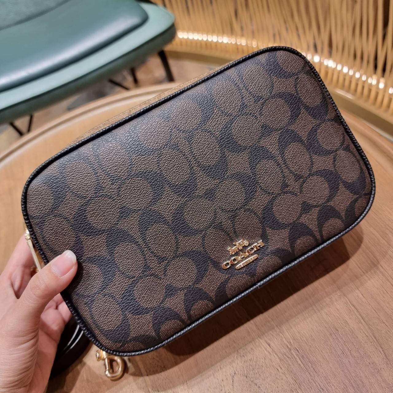 ใครที่รออยู่ห้ามพลาดเลยจร้าา! COACH JES CROSSBODY IN BLOCKED SIGNATURE CANVAS ((1767)) พร้อมส่งอีกครั้ง สินค้าขายดี กระเป๋าสะพายครอสบอดี้ร์หรือสะพายข้างได้ หนังแท้อย่างดีค่ะ 🔺สีหนังของรุ่นนี้ผสมกันได้ลงตัวดูดีมากๆทีเดียวค่ะ กระเป๋าแบบ2ช่องซิป ภายใ