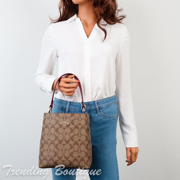 COACH 2312 SMALL TOWN BUCKET BAG IN SIGNATURE CANVAS รุ่นยอดนิยมใบเล็กมาครบสีแล้วจ้า กระเป๋าทรงบัคเก็ต สีผู้ดี๊ผู้ดี ตัวกระเป๋าดีไซน์คลาสสิคลายซี ดูโดดเด่น วัสดุหนังแคนวาสเคลือบลาย สวยคมทุกมุมจริงๆ!! เปิด-ปิดด้วยกระดุมแม่เหล็กทั้ง 2 ฝั่ง ภายในเป็นช่องโล่ง