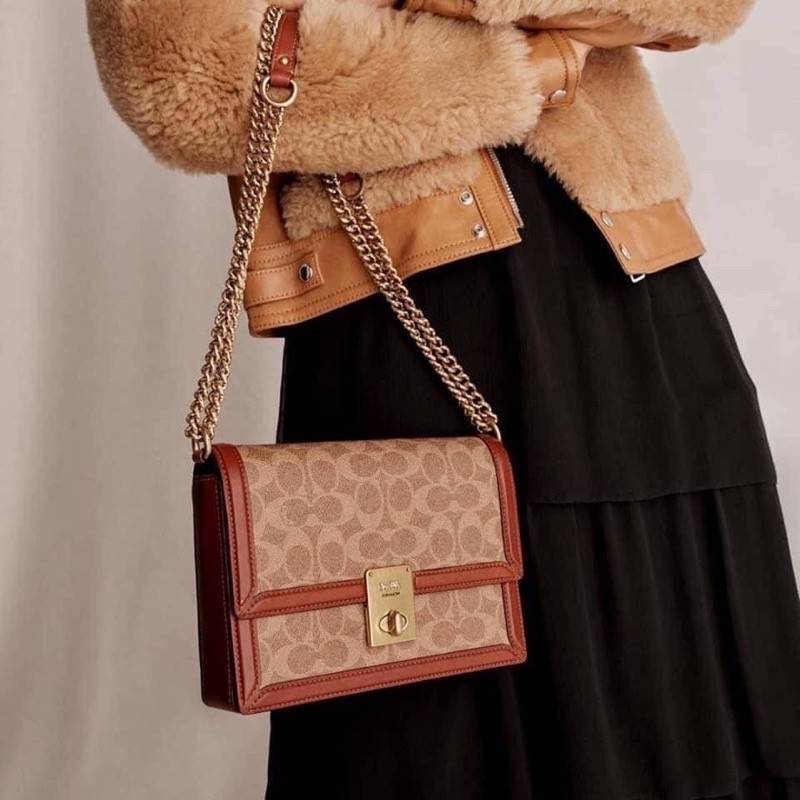 COACH 3492 HUTTON SHOULDER BAG IN SIGNATURE CANVAS sold out ไปกันทั่วหน้าในหลายประเทศ กับกระเป๋าสะพายที่สุดของความหรู ดีไซน์คลาสสิควินเทจ ลูกเล่นสีแทนสนิมตัดกับอะไหล่สีทองเหลืองดูย้อนยุคและหรูหรา วัสดุหนังแคนวาสสลับหนังแท้ สายสะพายโซ่สลับหนัง ปรับสะพายได้